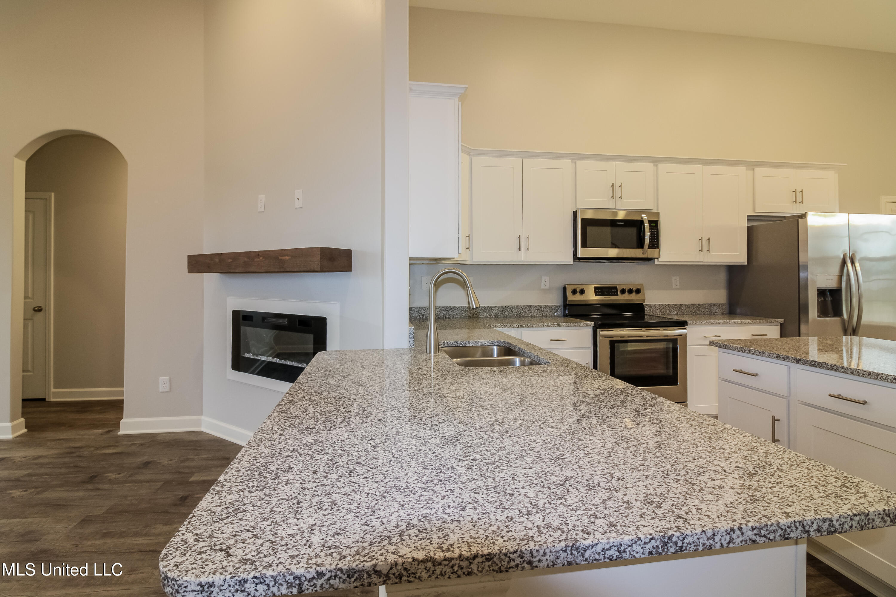 9308 S Lakeside Circle, Walls, Mississippi image 6