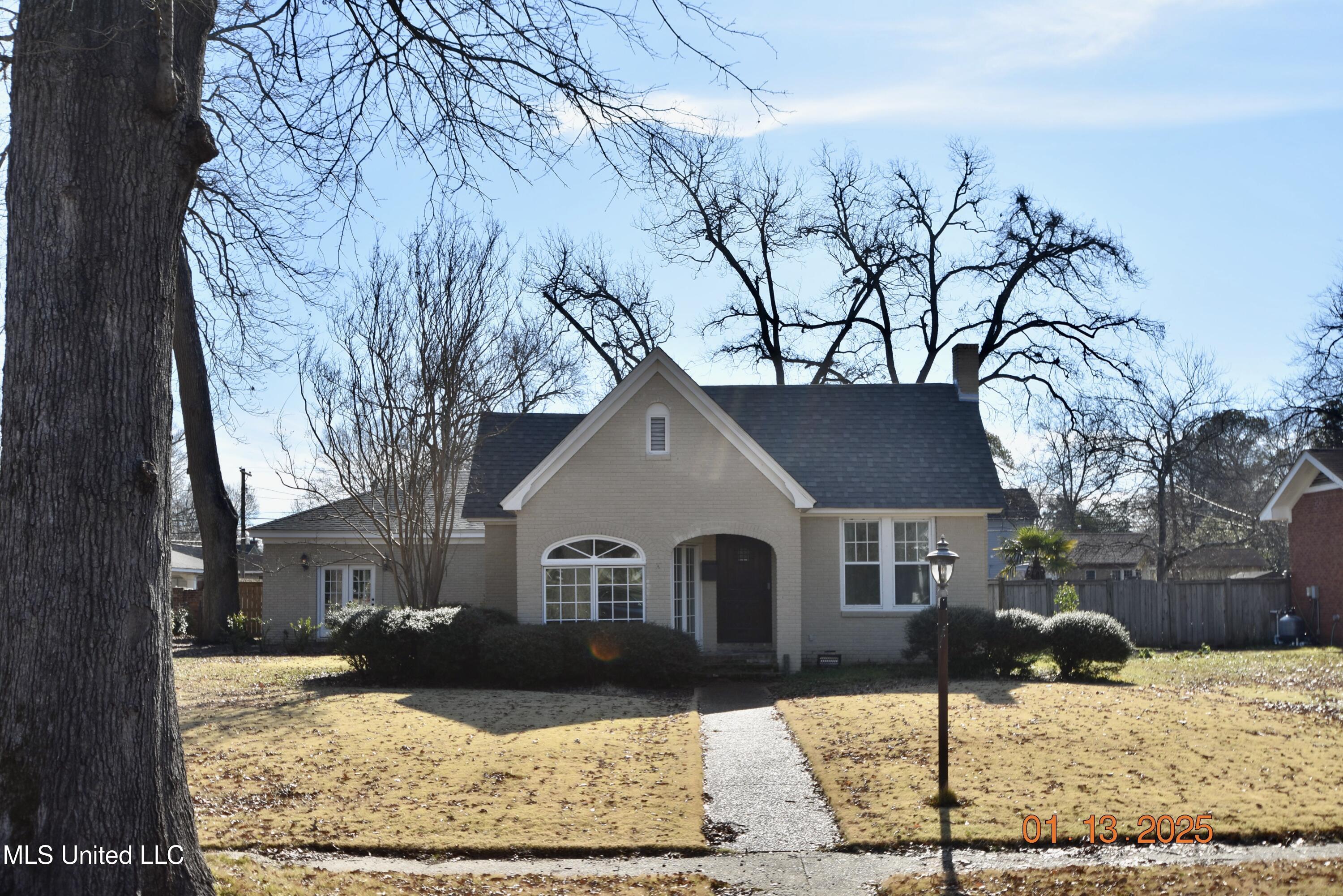 208 E Adams Avenue, Greenwood, Mississippi image 1