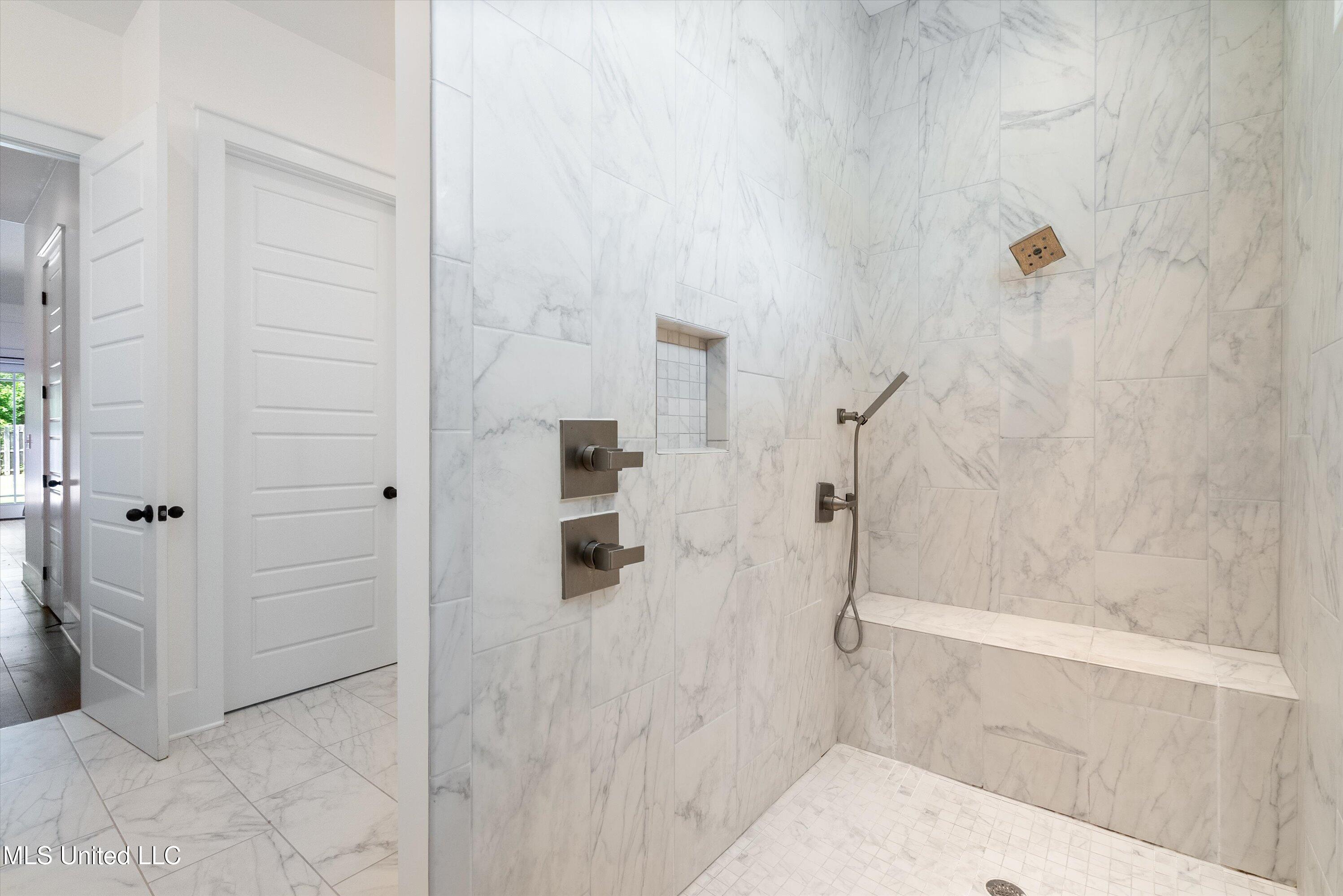 4494 Pleasant Breeze Drive, Olive Branch, Mississippi image 25