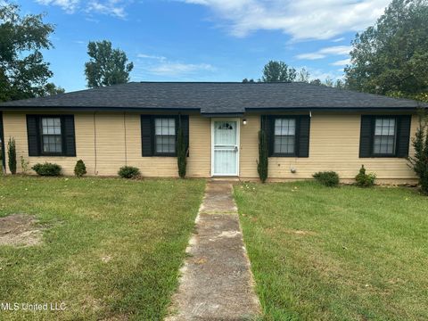 Homes For Sale - 103 Sherwood Drive<br/> Batesville, MS 38606