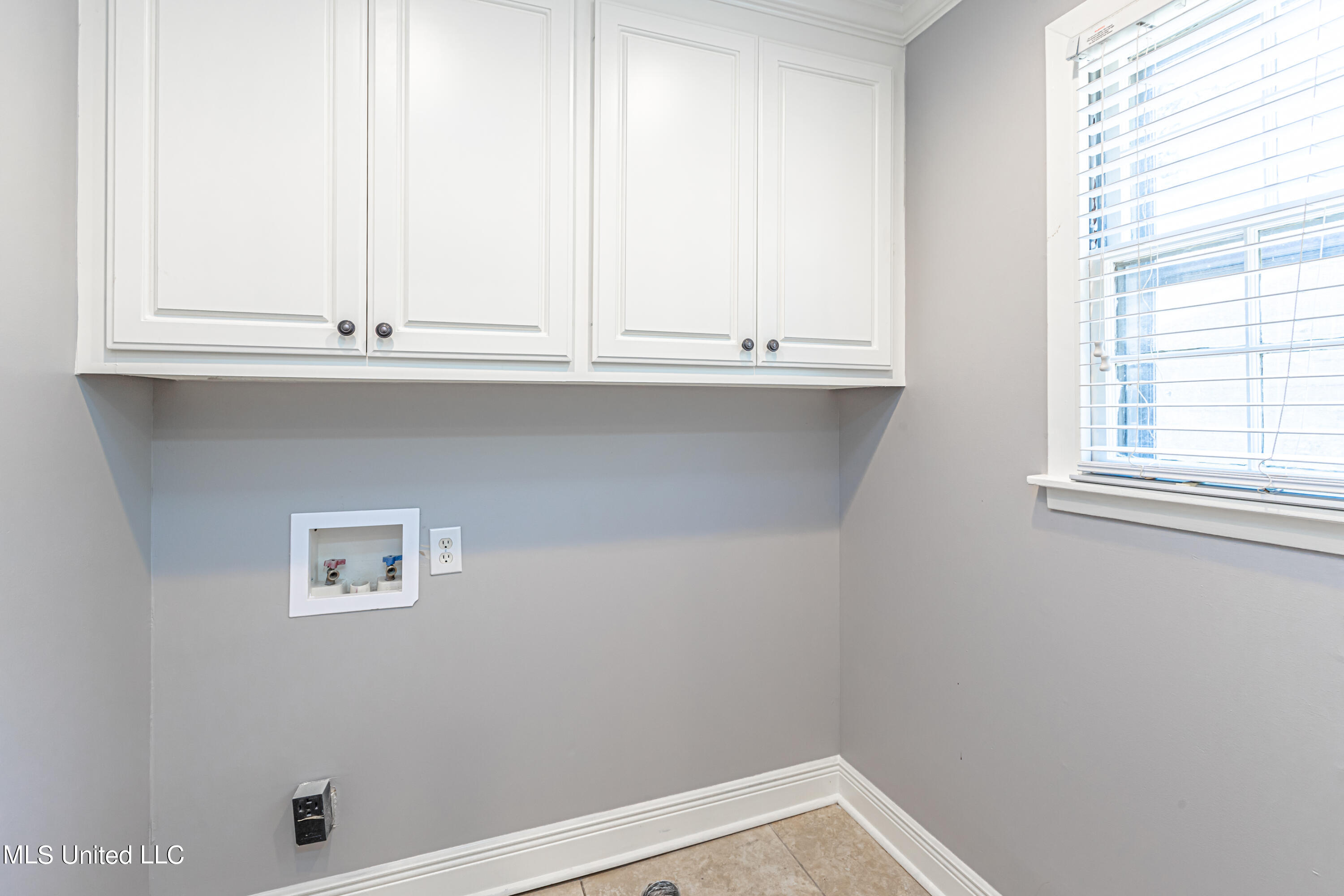 Jackson, Mississippi 39211, United States, 3 Bedrooms Bedrooms, ,3 BathroomsBathrooms,Residential,Pending,74335