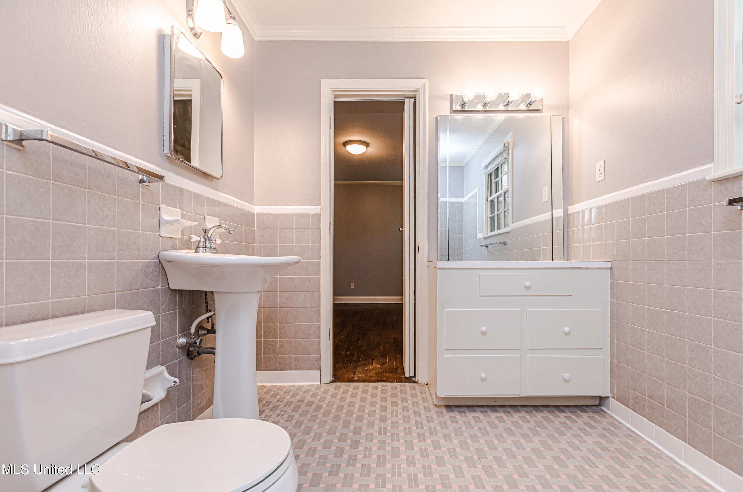 Jackson, Mississippi 39211, United States, 3 Bedrooms Bedrooms, ,3 BathroomsBathrooms,Residential,Pending,74335