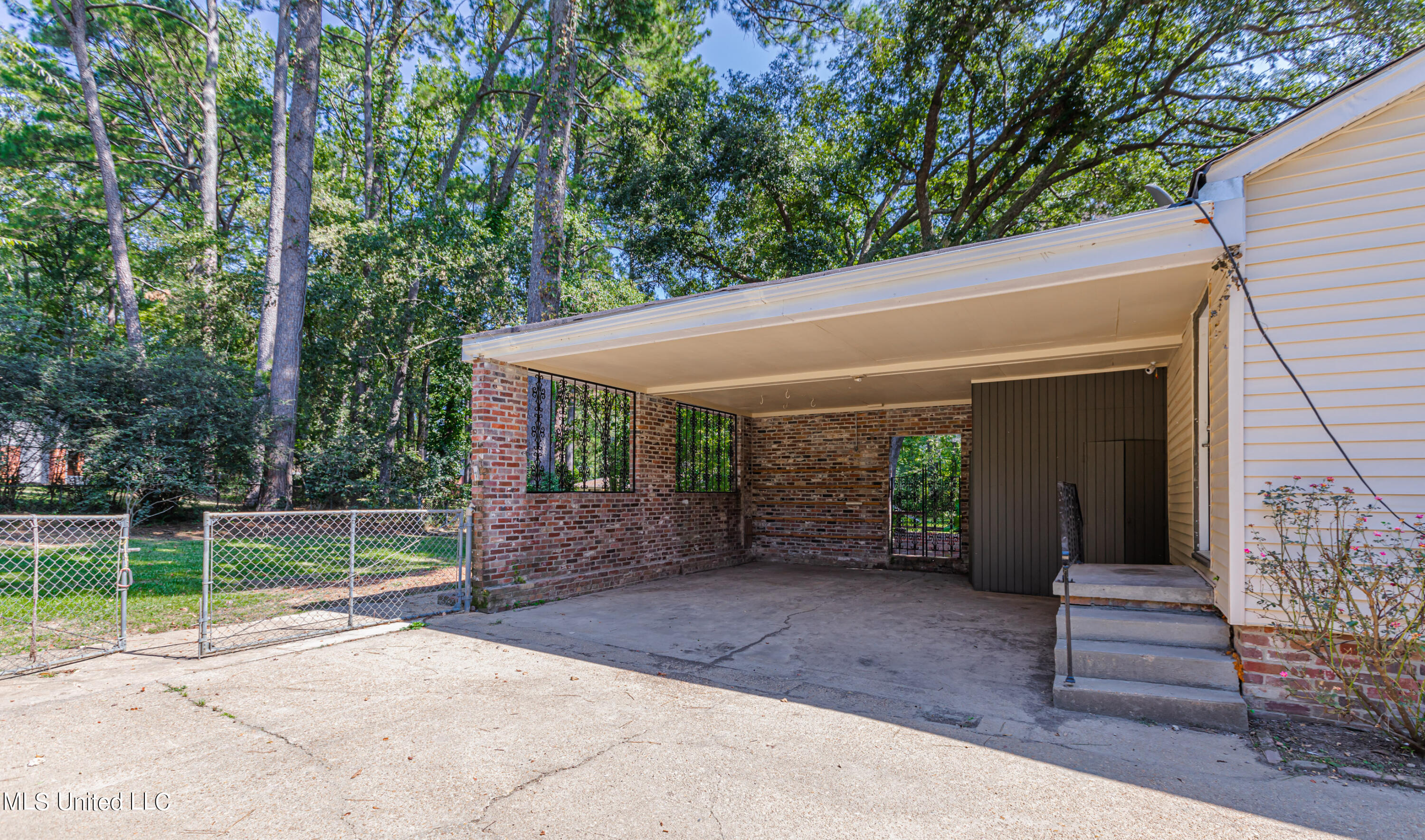 Jackson, Mississippi 39211, United States, 3 Bedrooms Bedrooms, ,3 BathroomsBathrooms,Residential,Pending,74335