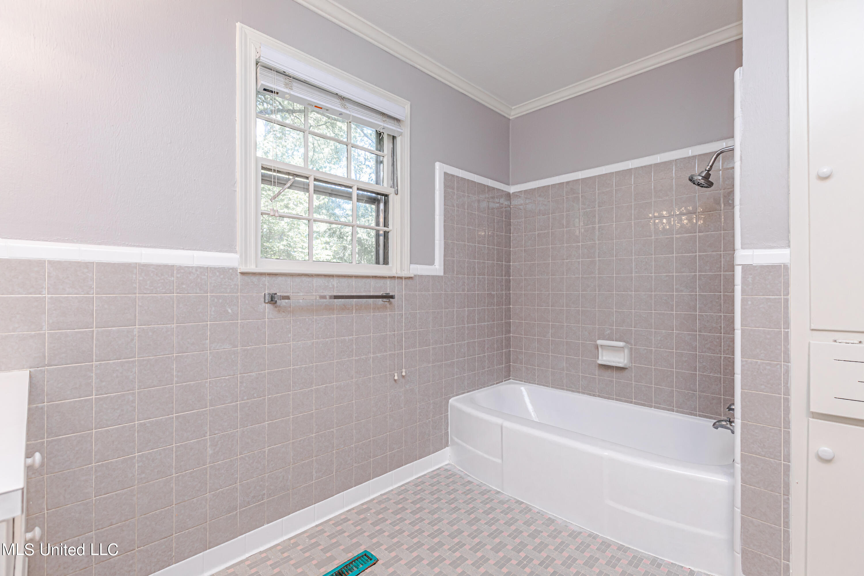 Jackson, Mississippi 39211, United States, 3 Bedrooms Bedrooms, ,3 BathroomsBathrooms,Residential,Pending,74335