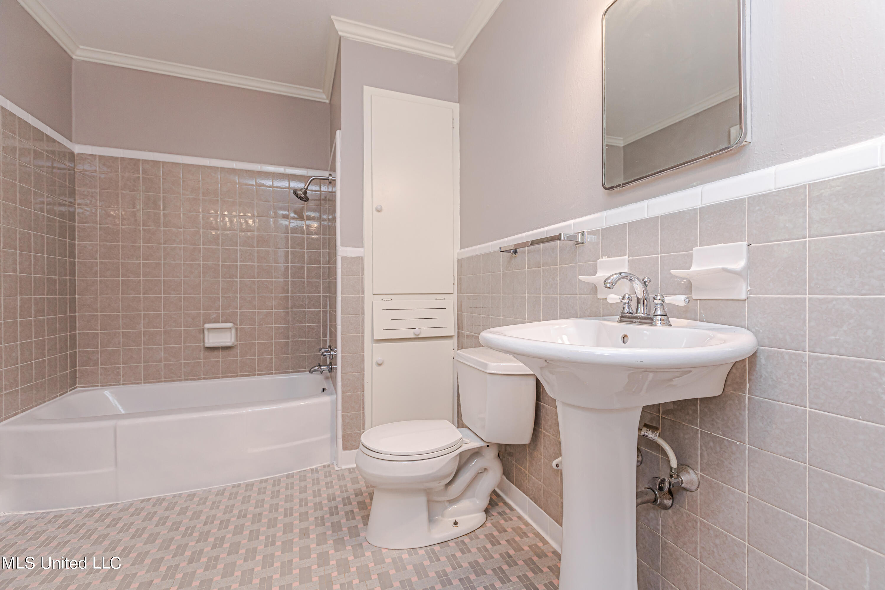 Jackson, Mississippi 39211, United States, 3 Bedrooms Bedrooms, ,3 BathroomsBathrooms,Residential,Pending,74335