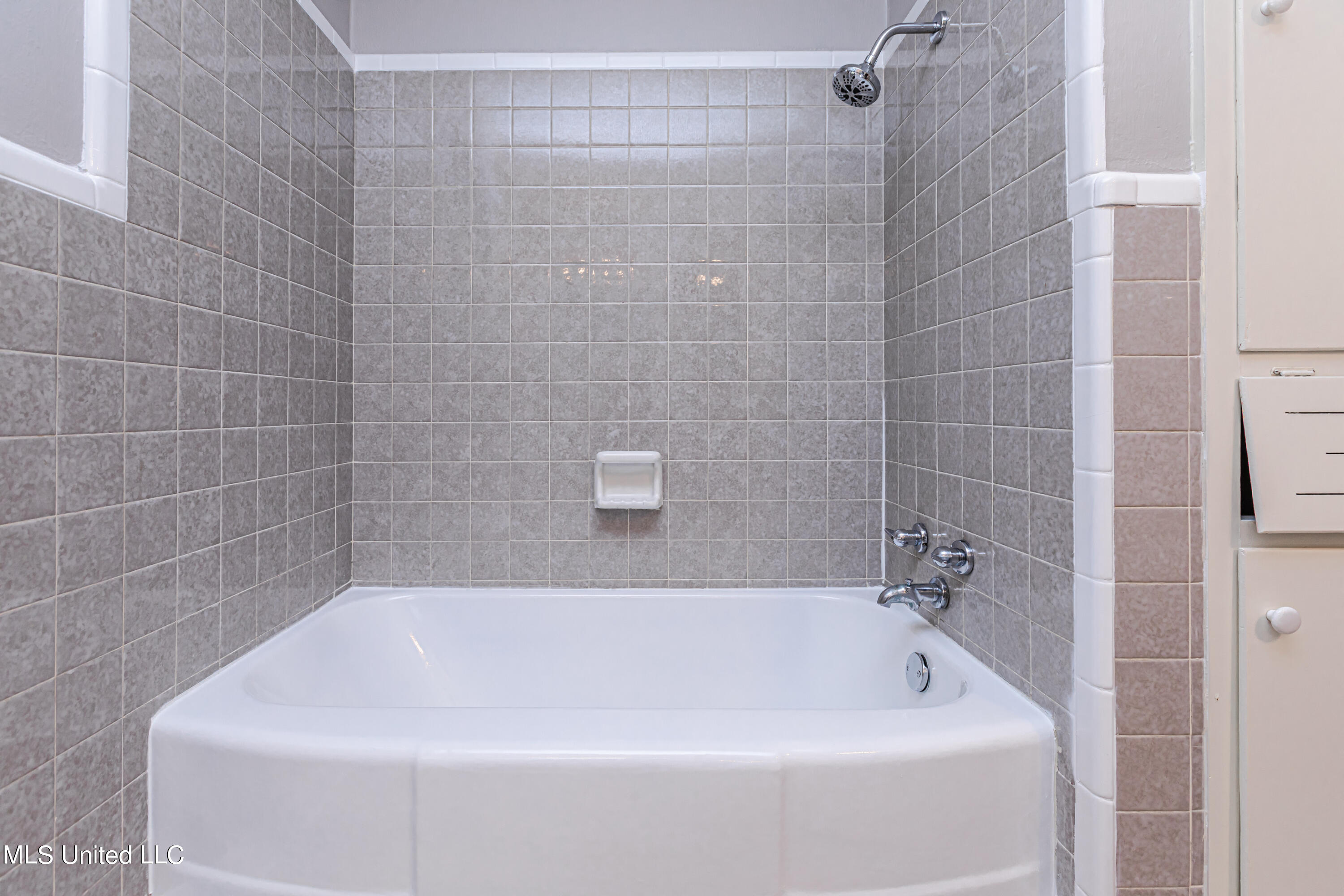 Jackson, Mississippi 39211, United States, 3 Bedrooms Bedrooms, ,3 BathroomsBathrooms,Residential,Pending,74335