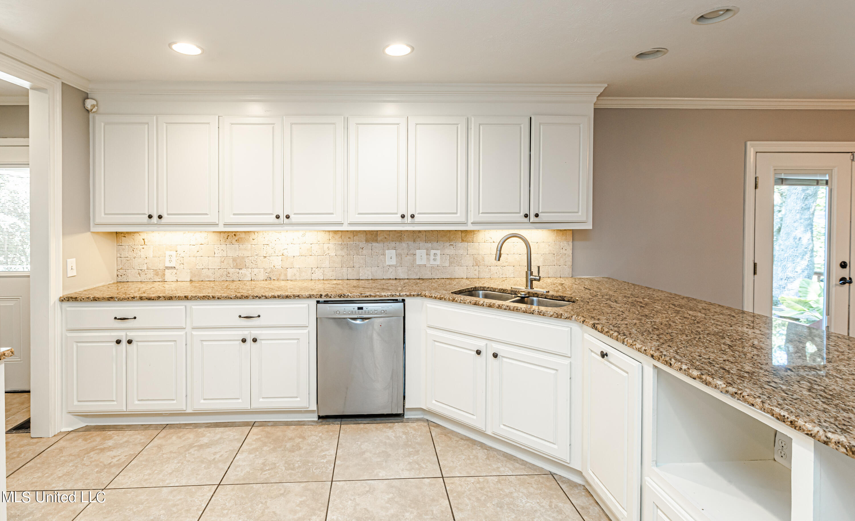 Jackson, Mississippi 39211, United States, 3 Bedrooms Bedrooms, ,3 BathroomsBathrooms,Residential,Pending,74335