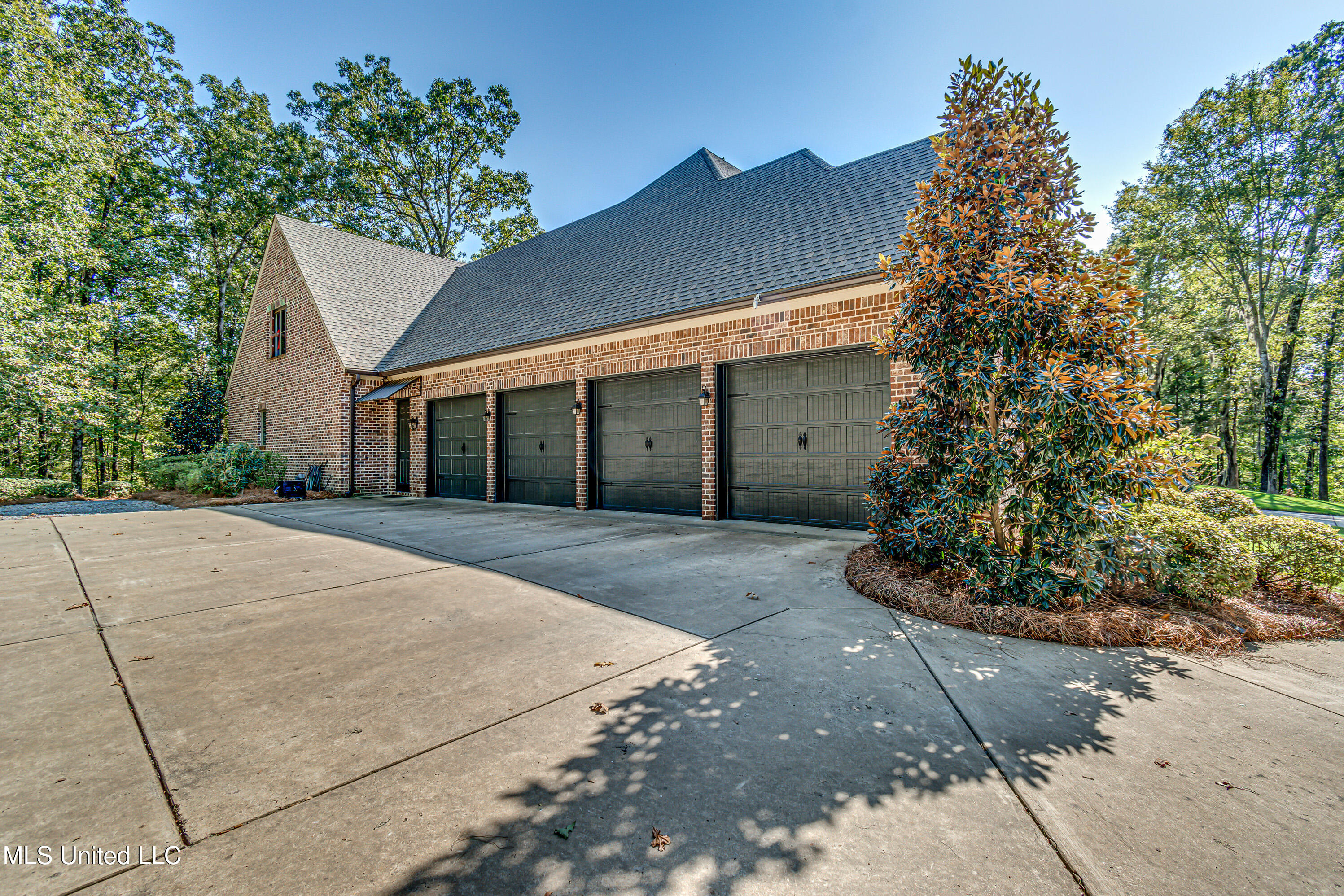 Flora, Mississippi 39071, United States, 5 Bedrooms Bedrooms, ,5 BathroomsBathrooms,Residential,Pending,29076