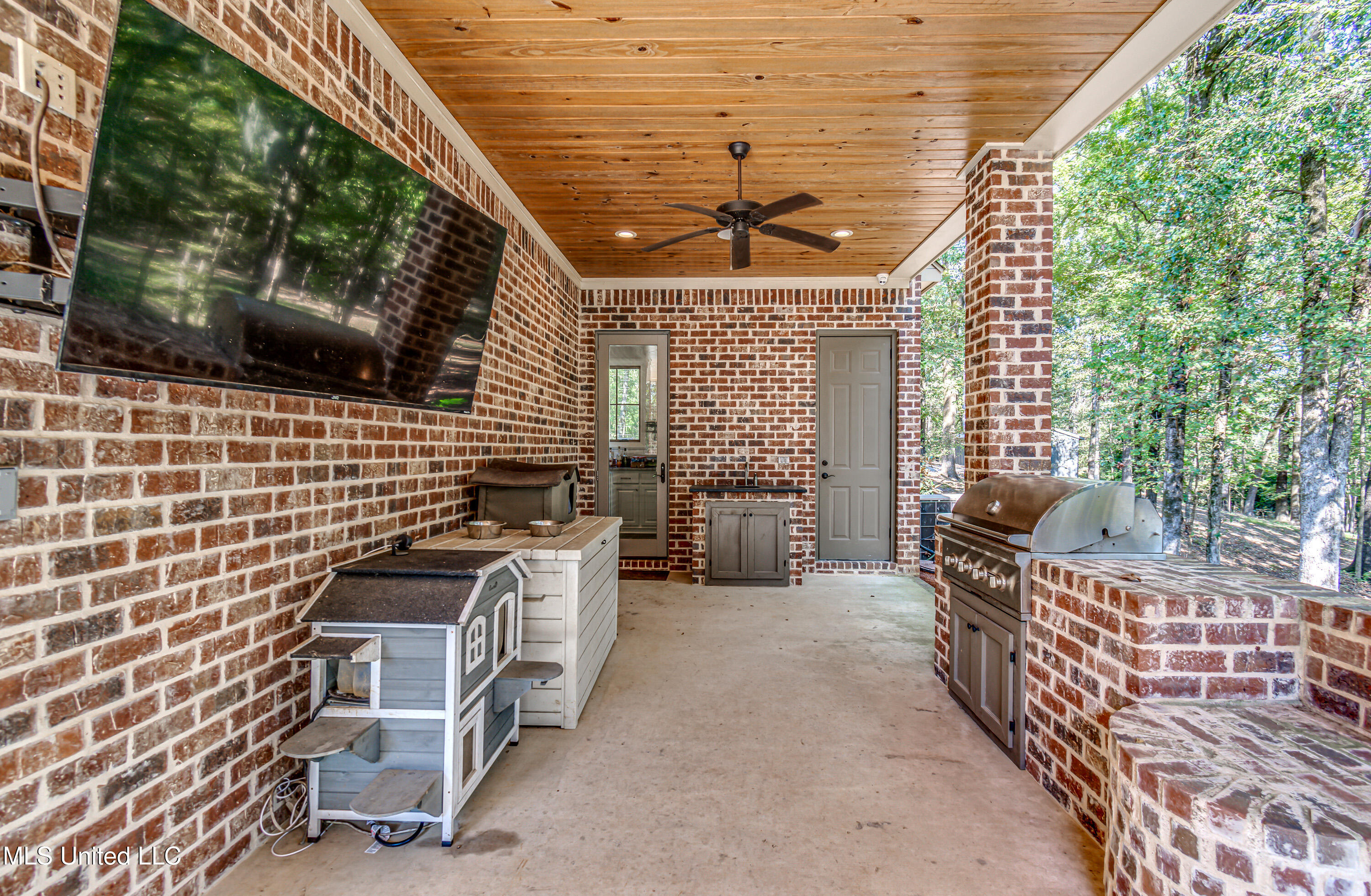 Flora, Mississippi 39071, United States, 5 Bedrooms Bedrooms, ,5 BathroomsBathrooms,Residential,Pending,29076