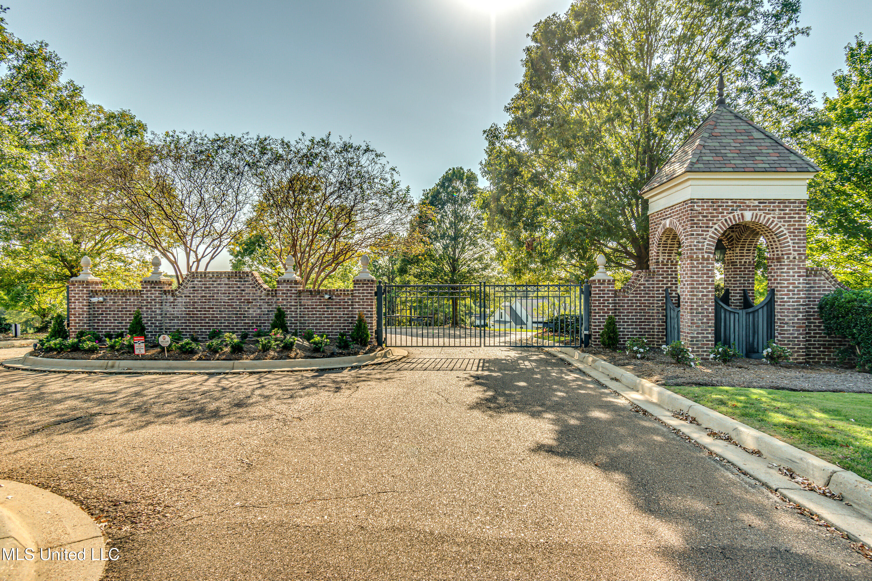 Flora, Mississippi 39071, United States, 5 Bedrooms Bedrooms, ,5 BathroomsBathrooms,Residential,Pending,29076