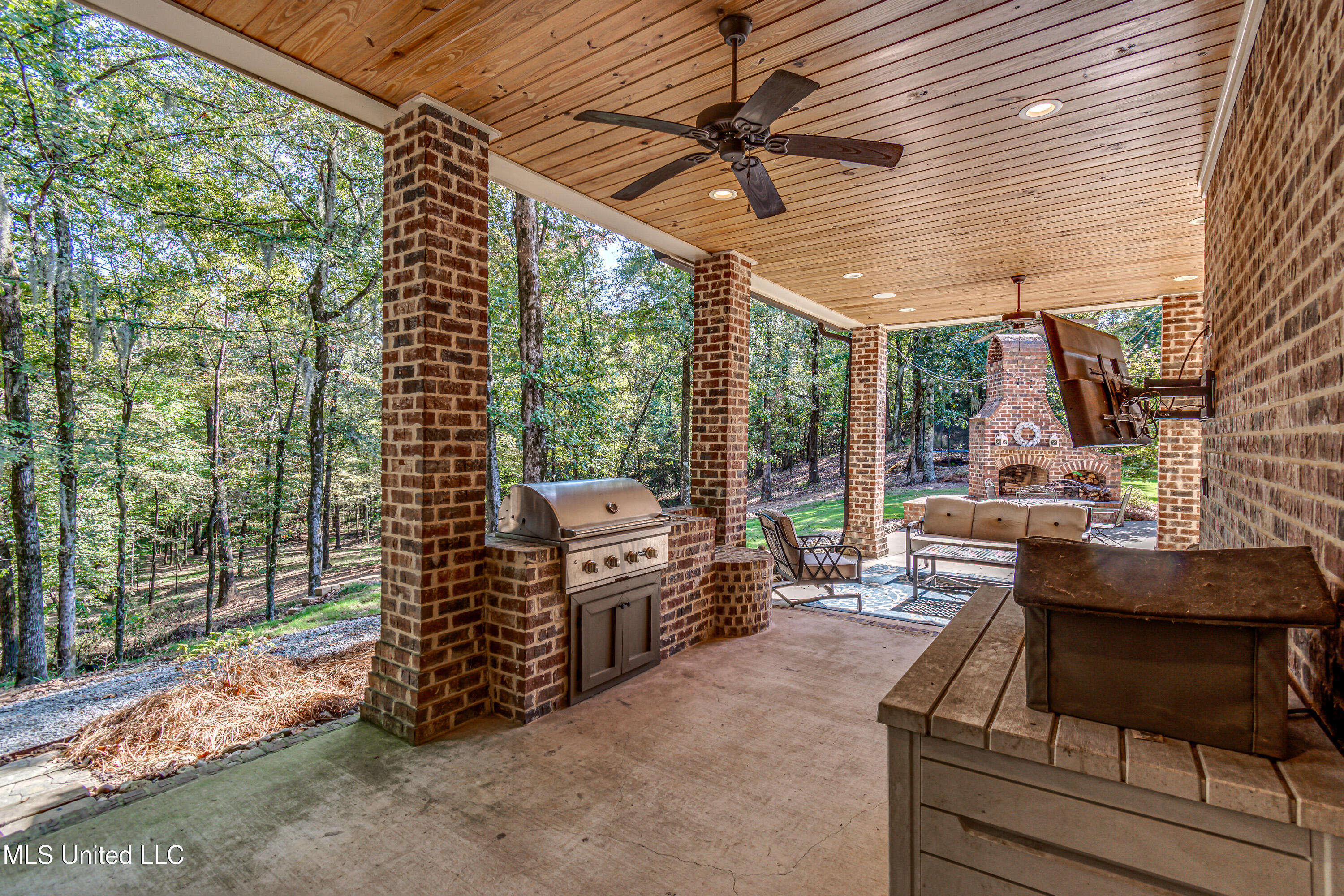 Flora, Mississippi 39071, United States, 5 Bedrooms Bedrooms, ,5 BathroomsBathrooms,Residential,Pending,29076