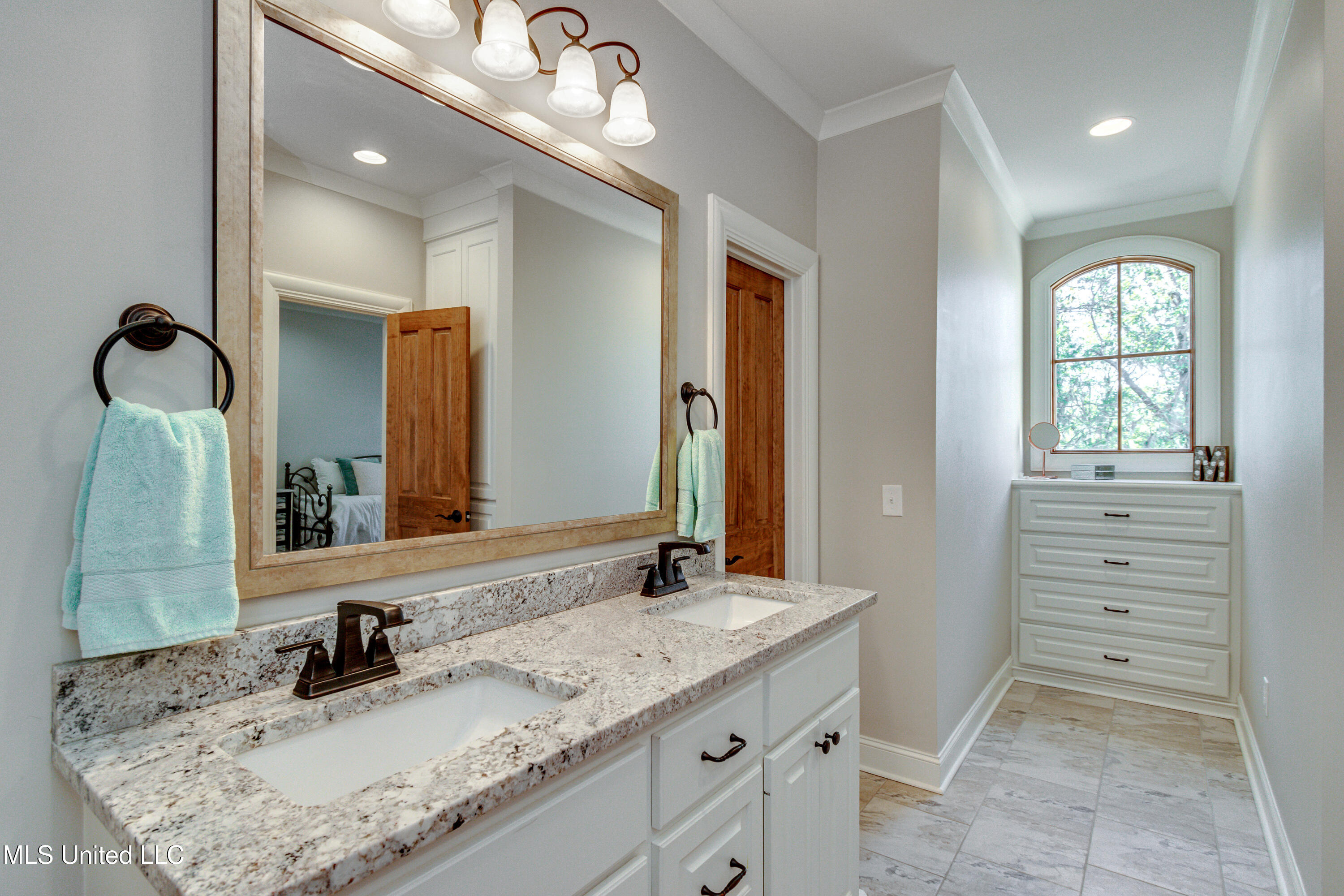 Flora, Mississippi 39071, United States, 5 Bedrooms Bedrooms, ,5 BathroomsBathrooms,Residential,Pending,29076