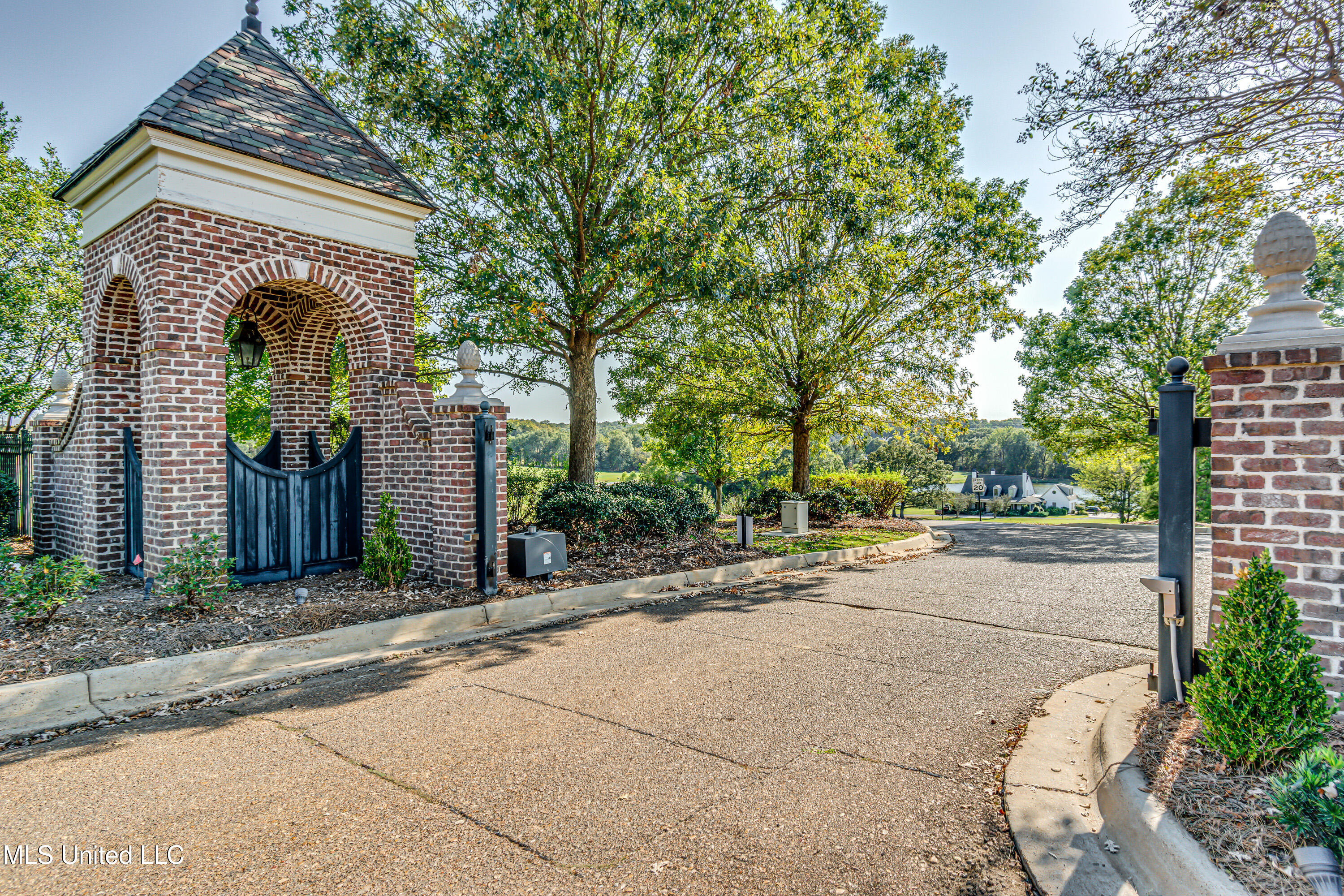 Flora, Mississippi 39071, United States, 5 Bedrooms Bedrooms, ,5 BathroomsBathrooms,Residential,Pending,29076