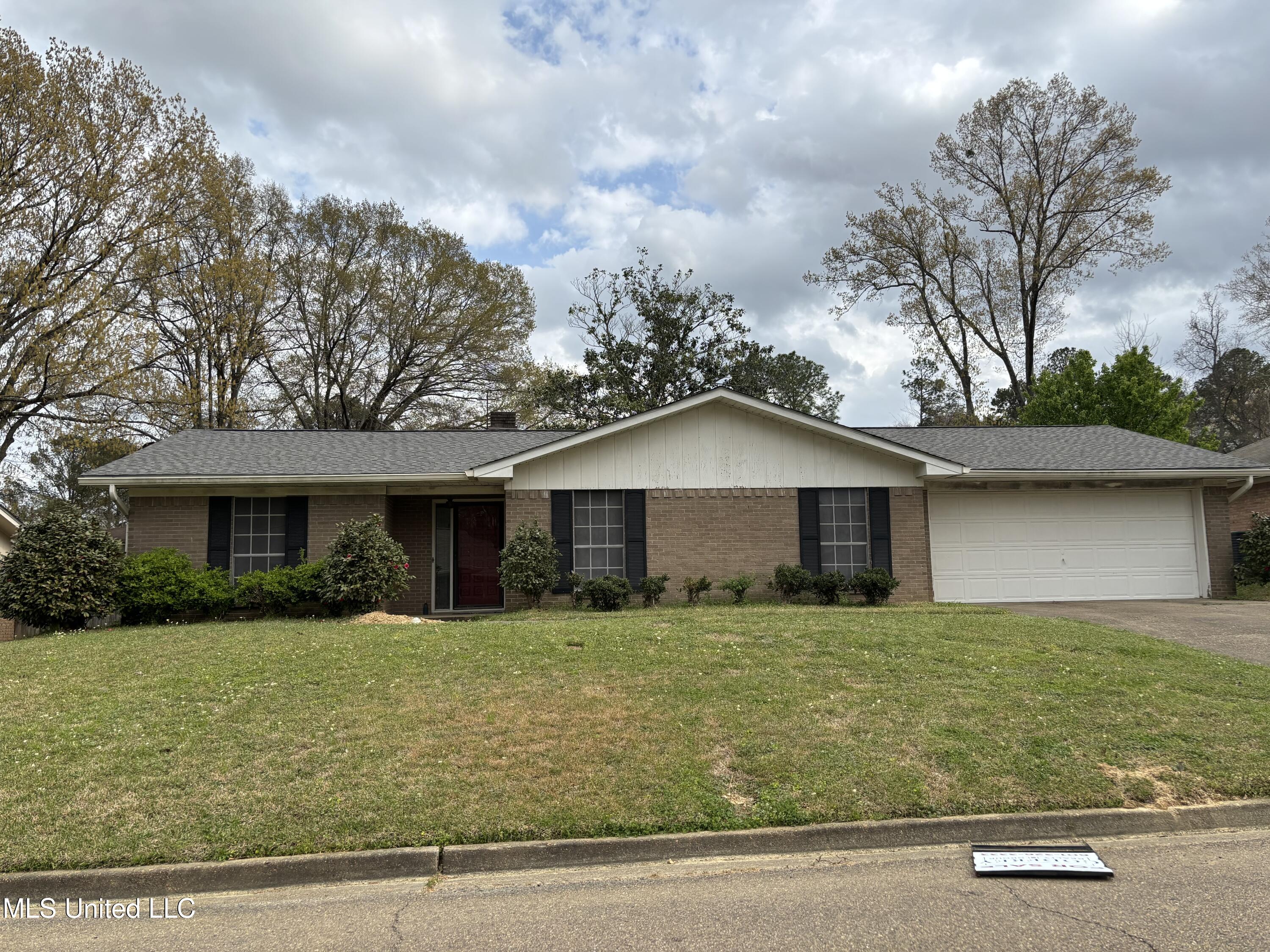 1212 Cliffdale Drive, Clinton, Mississippi image 2