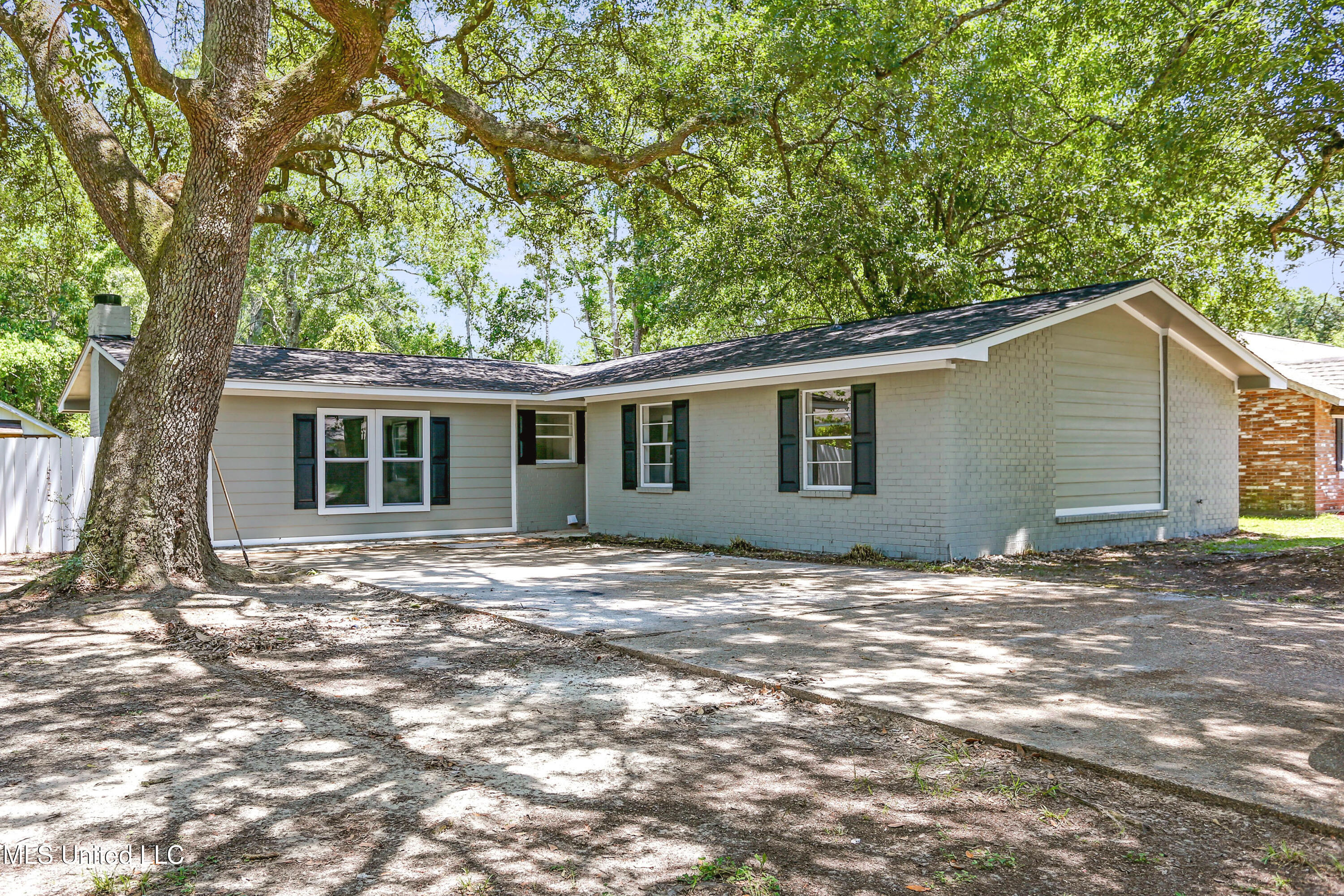10016 Oakwood Park Drive, Moss Point, Mississippi image 1