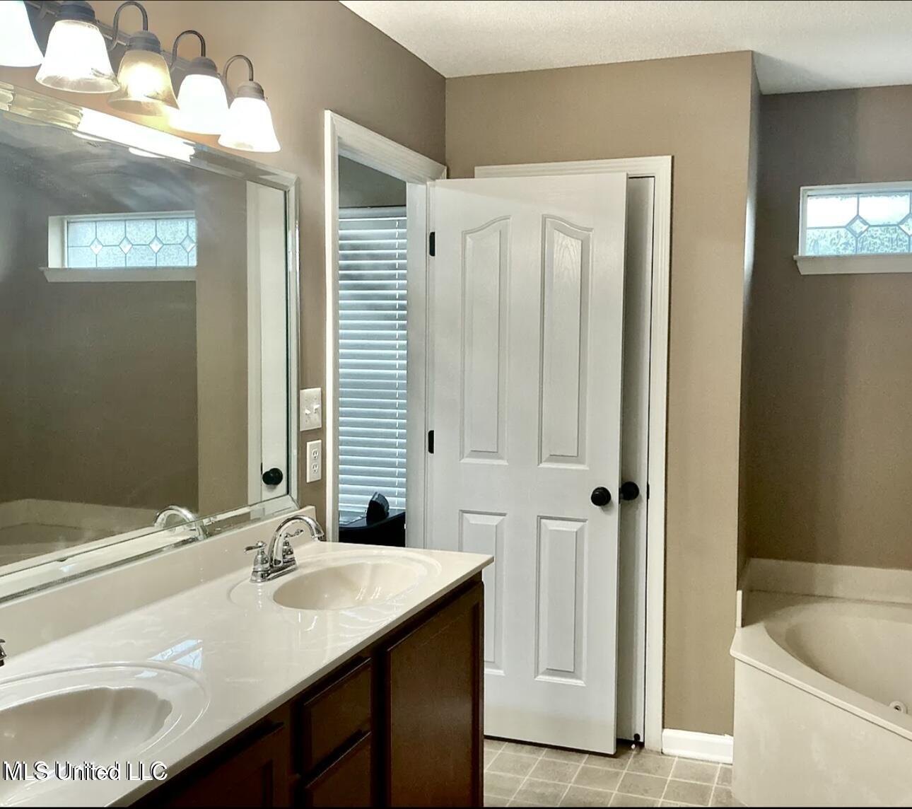 3895 Rolling Wagon Cove, Southaven, Mississippi image 17