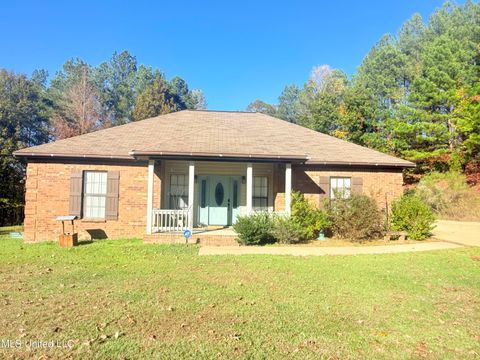 Homes For Sale - 300 Deer Hollow Road<br/> Grenada, MS 38901