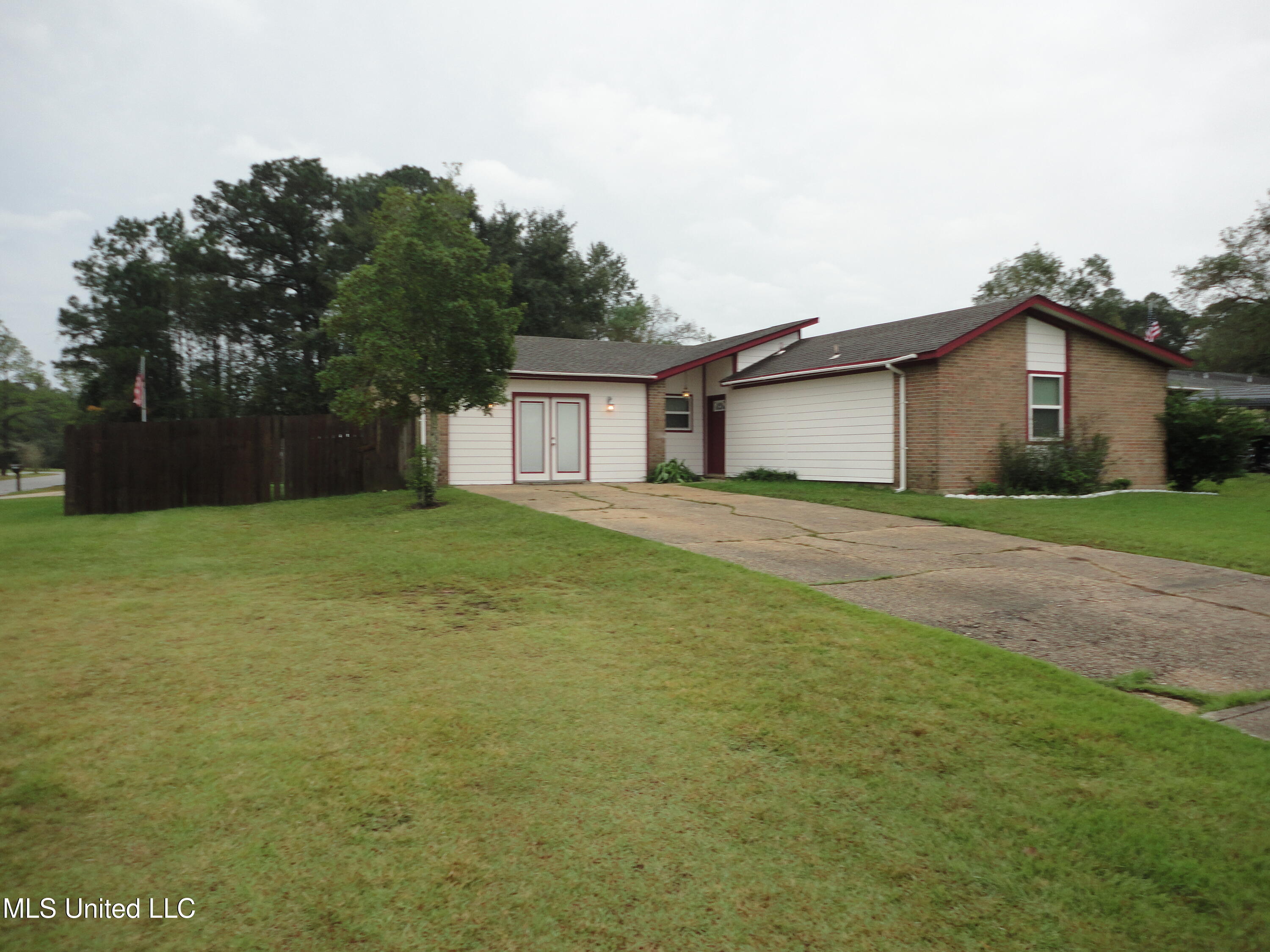 4824 Coventry Drive, Gautier, Mississippi image 1