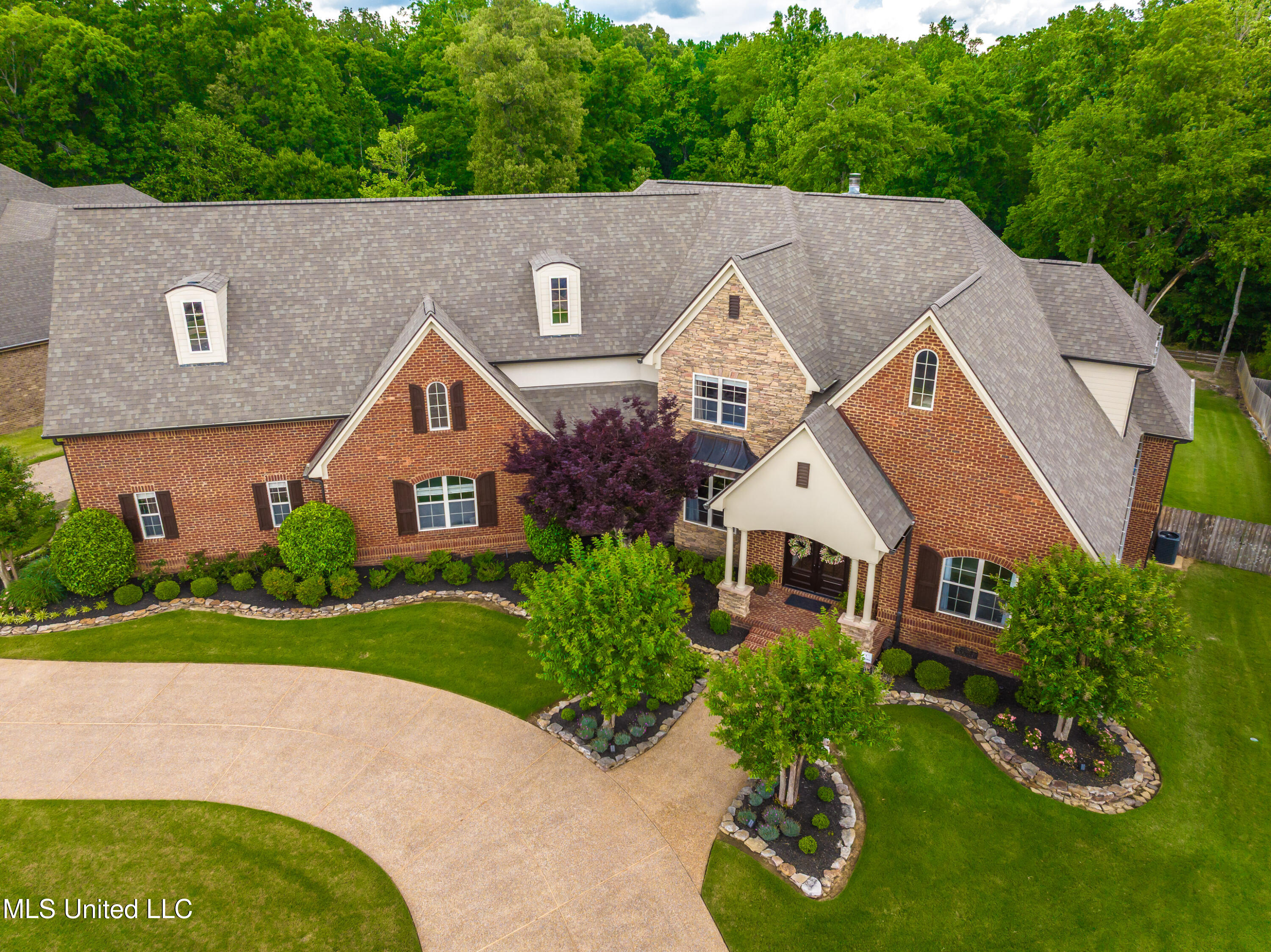 1800 Notting Hill Drive, Hernando, Mississippi image 2