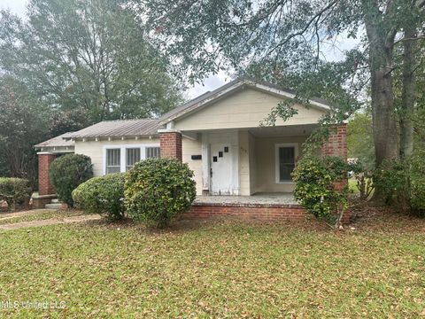 Homes For Sale - 429 NE 1st Avenue<br/> Magee, MS 39111