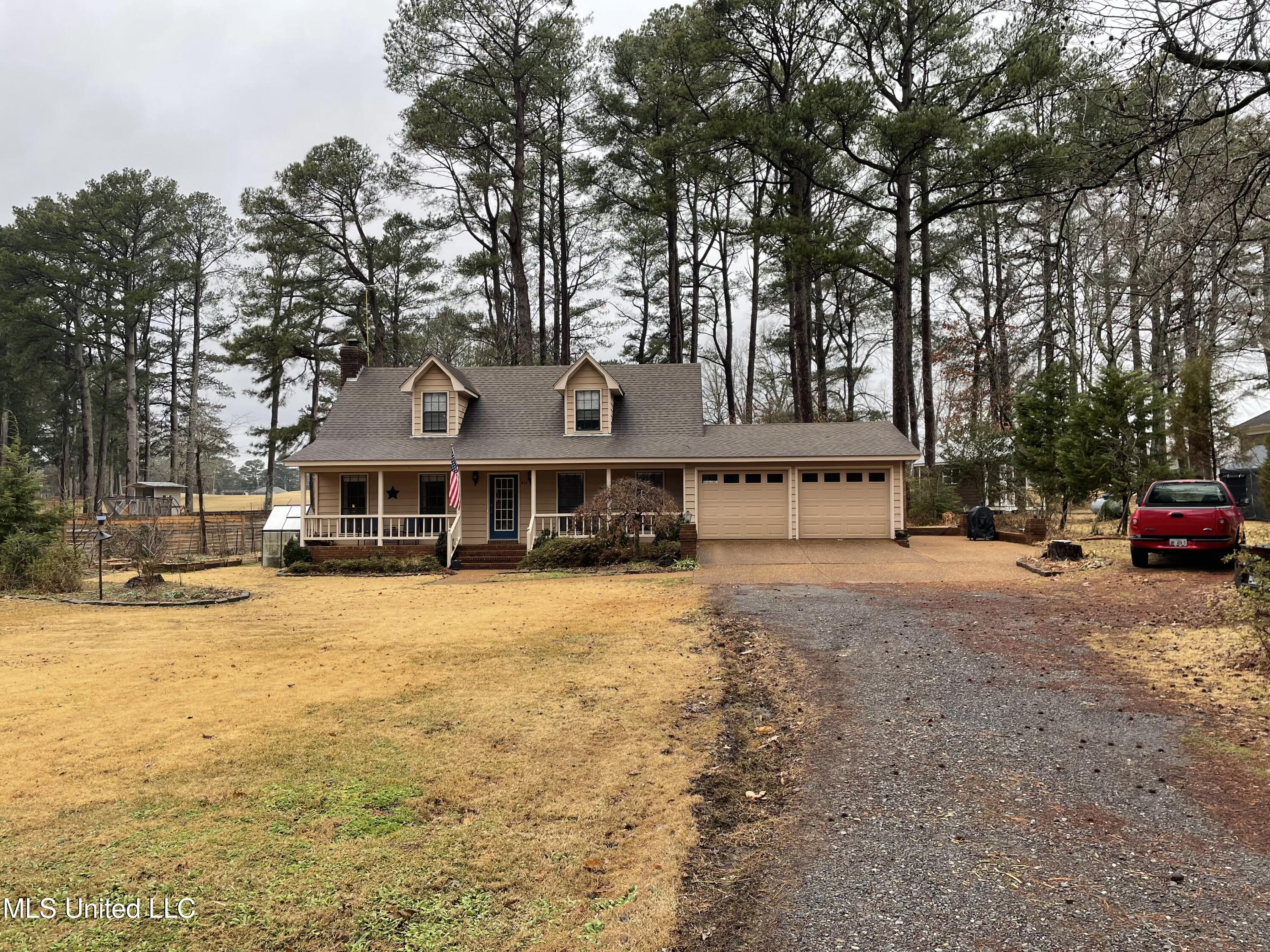 812 Country Club Drive, Senatobia, Mississippi image 1