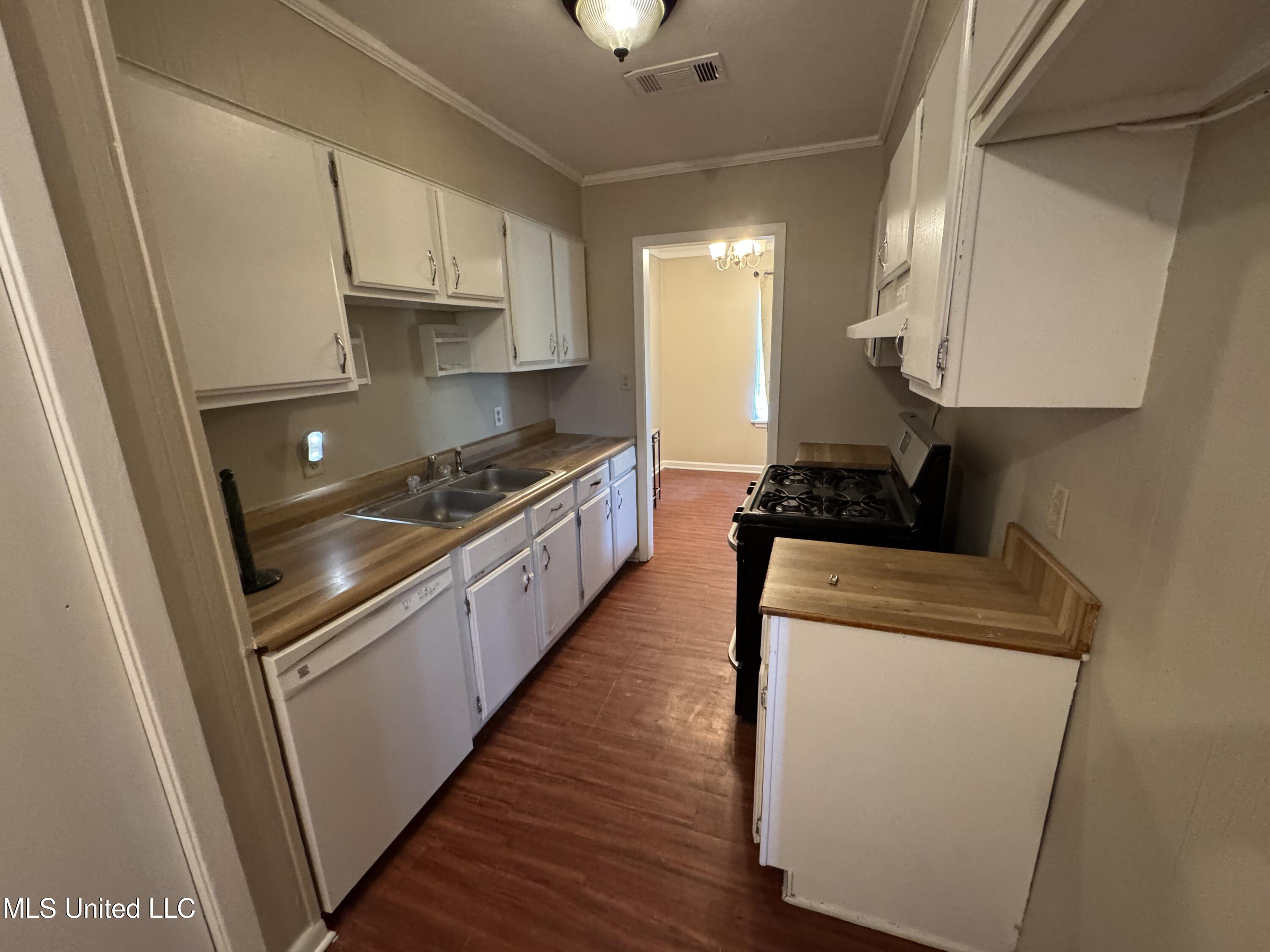 240 W Lee Drive, Clarksdale, Mississippi image 4