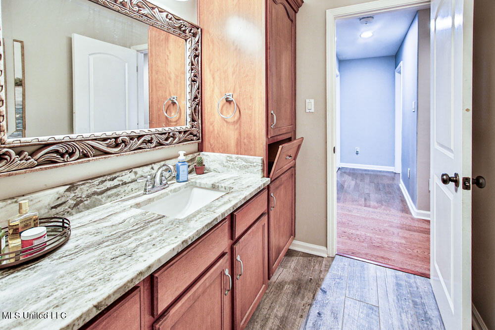 Nesbit, Mississippi 38651, United States, 5 Bedrooms Bedrooms, ,3 BathroomsBathrooms,Residential,Active,147804