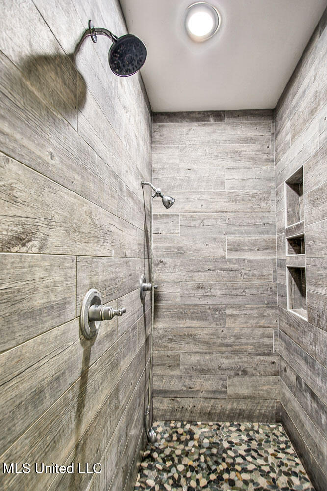 Nesbit, Mississippi 38651, United States, 5 Bedrooms Bedrooms, ,3 BathroomsBathrooms,Residential,Active,147804