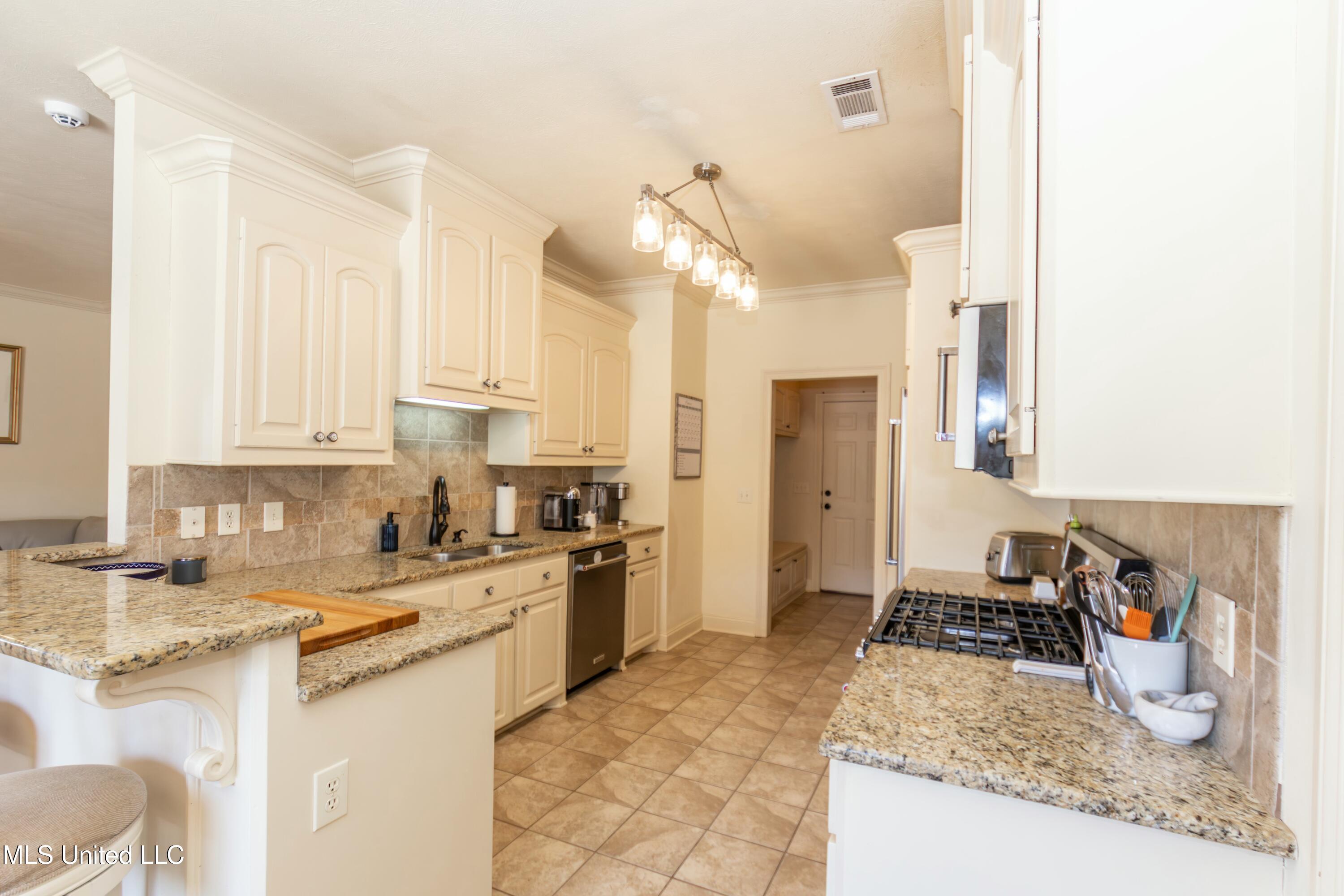 214 Stonebridge Boulevard, Brandon, Mississippi image 13