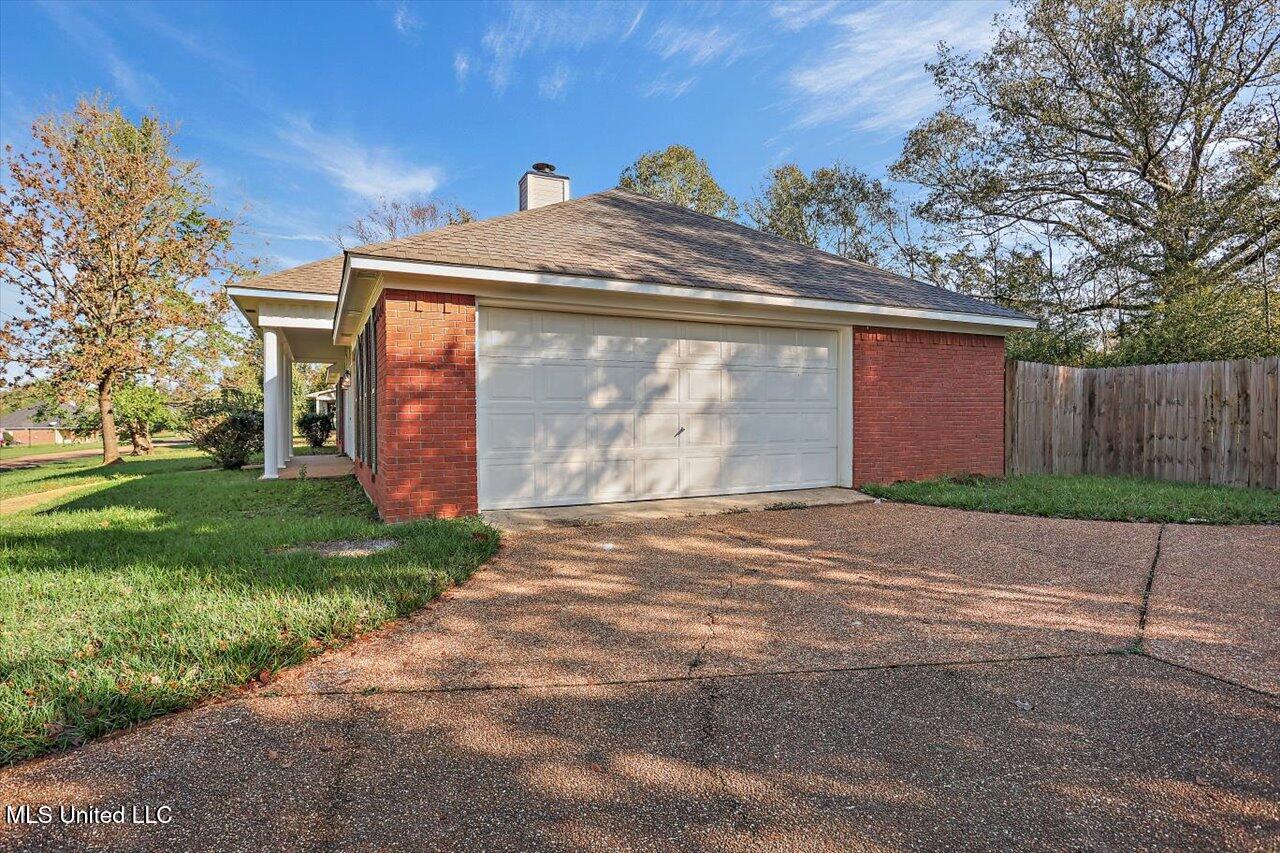 640 Byram Meadows Drive, Byram, Mississippi image 3