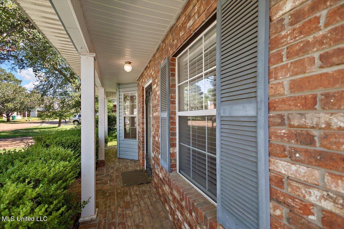 2012 Fox Hill Lane, Byram, Mississippi image 3