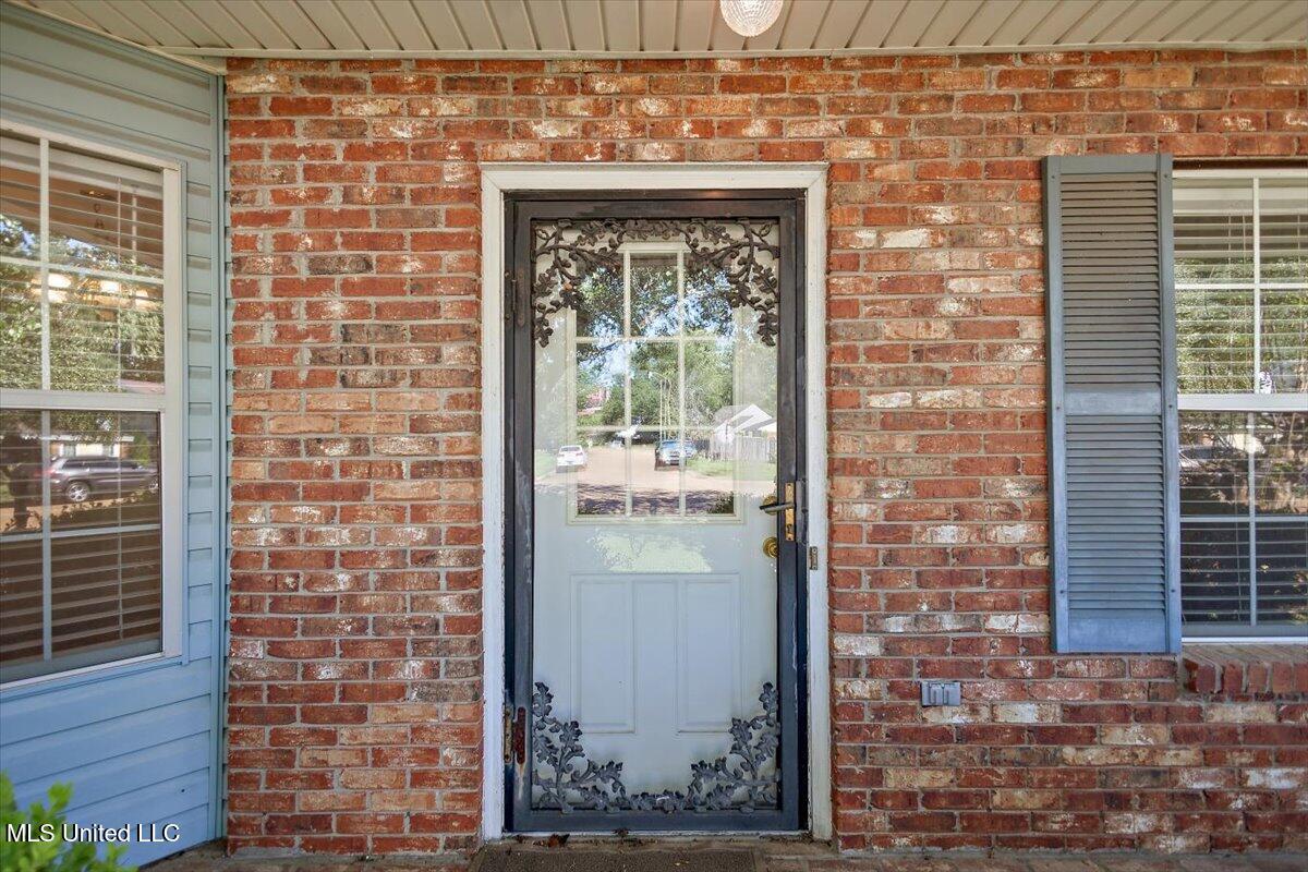 2012 Fox Hill Lane, Byram, Mississippi image 2