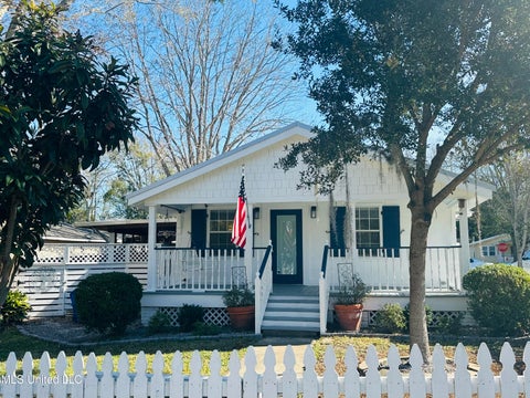Homes For Sale - 502 Russell Avenue<br/> Ocean Springs, MS 39564
