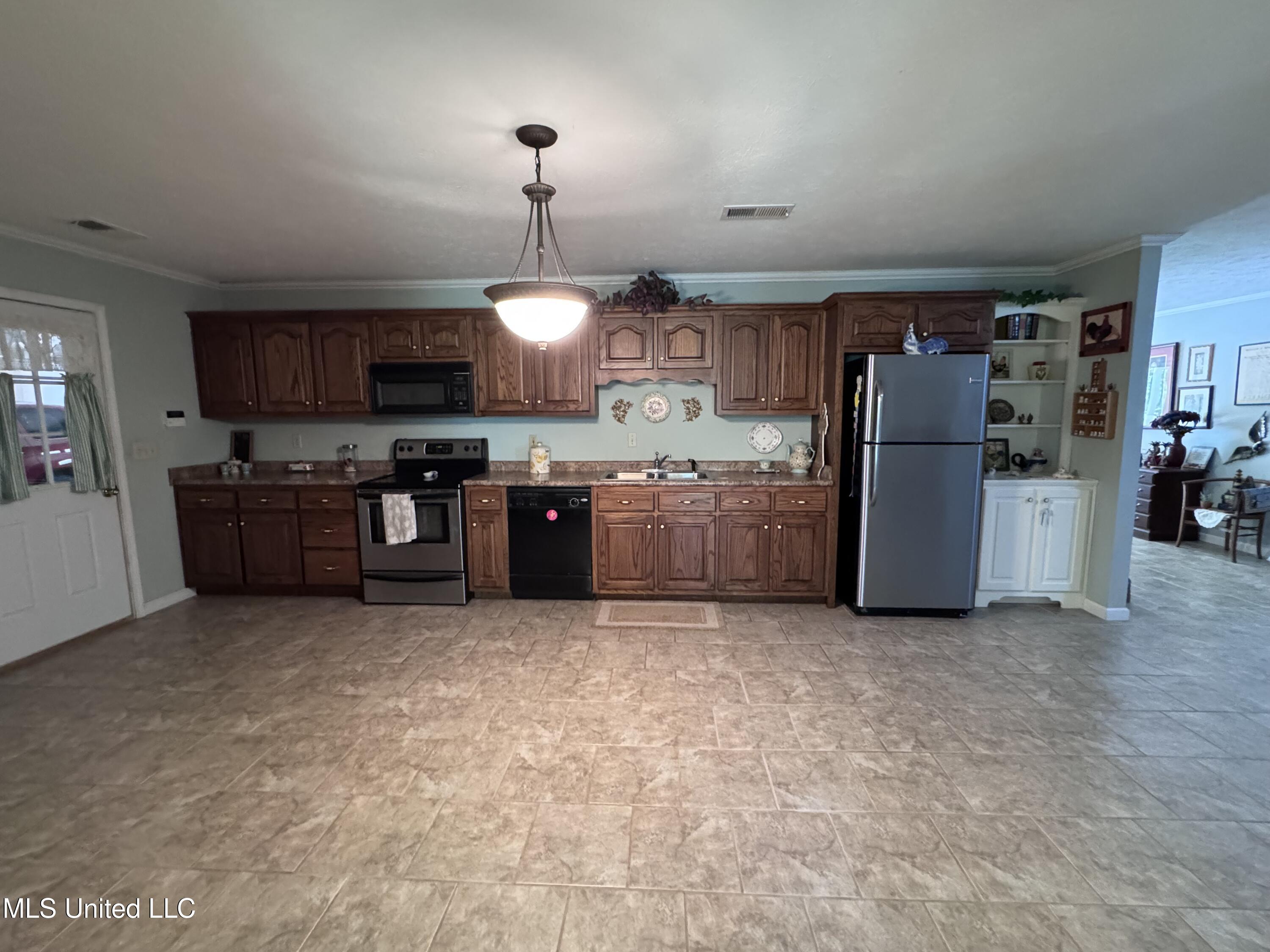 7701 Michael Drive, Lake Cormorant, Mississippi image 7