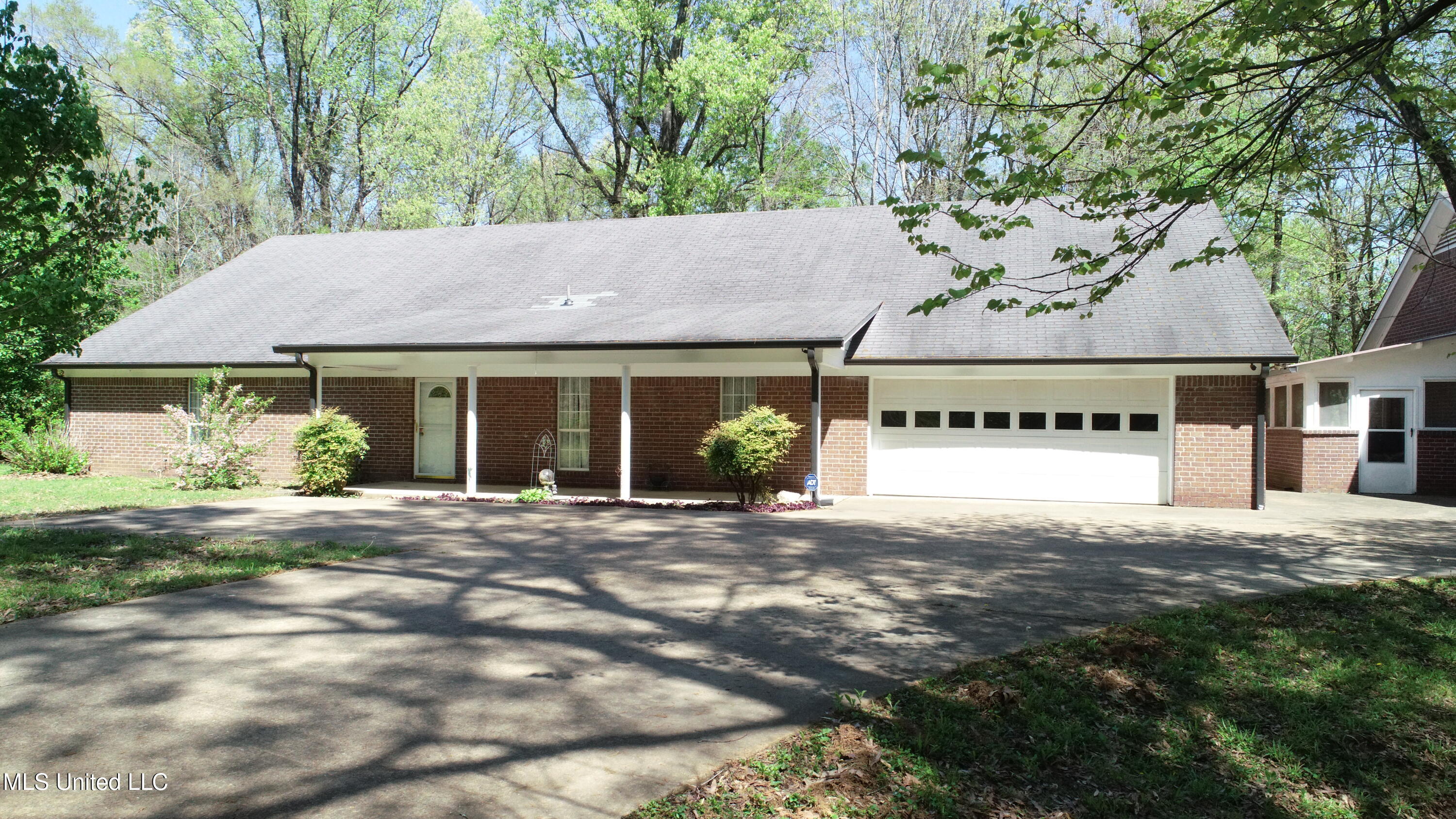 7701 Michael Drive, Lake Cormorant, Mississippi image 1