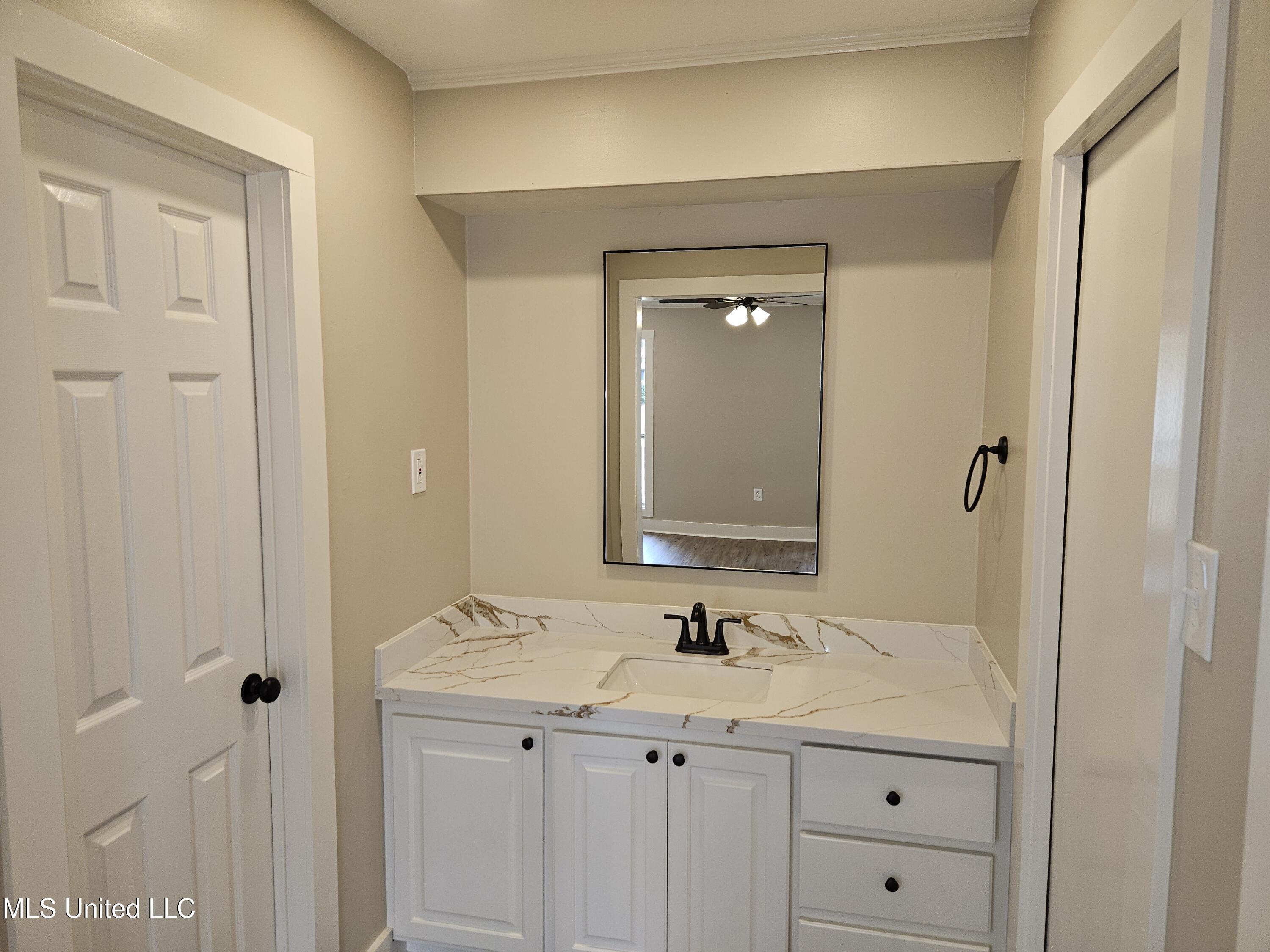 1430 Autumn Oaks Drive, Jackson, Mississippi image 3