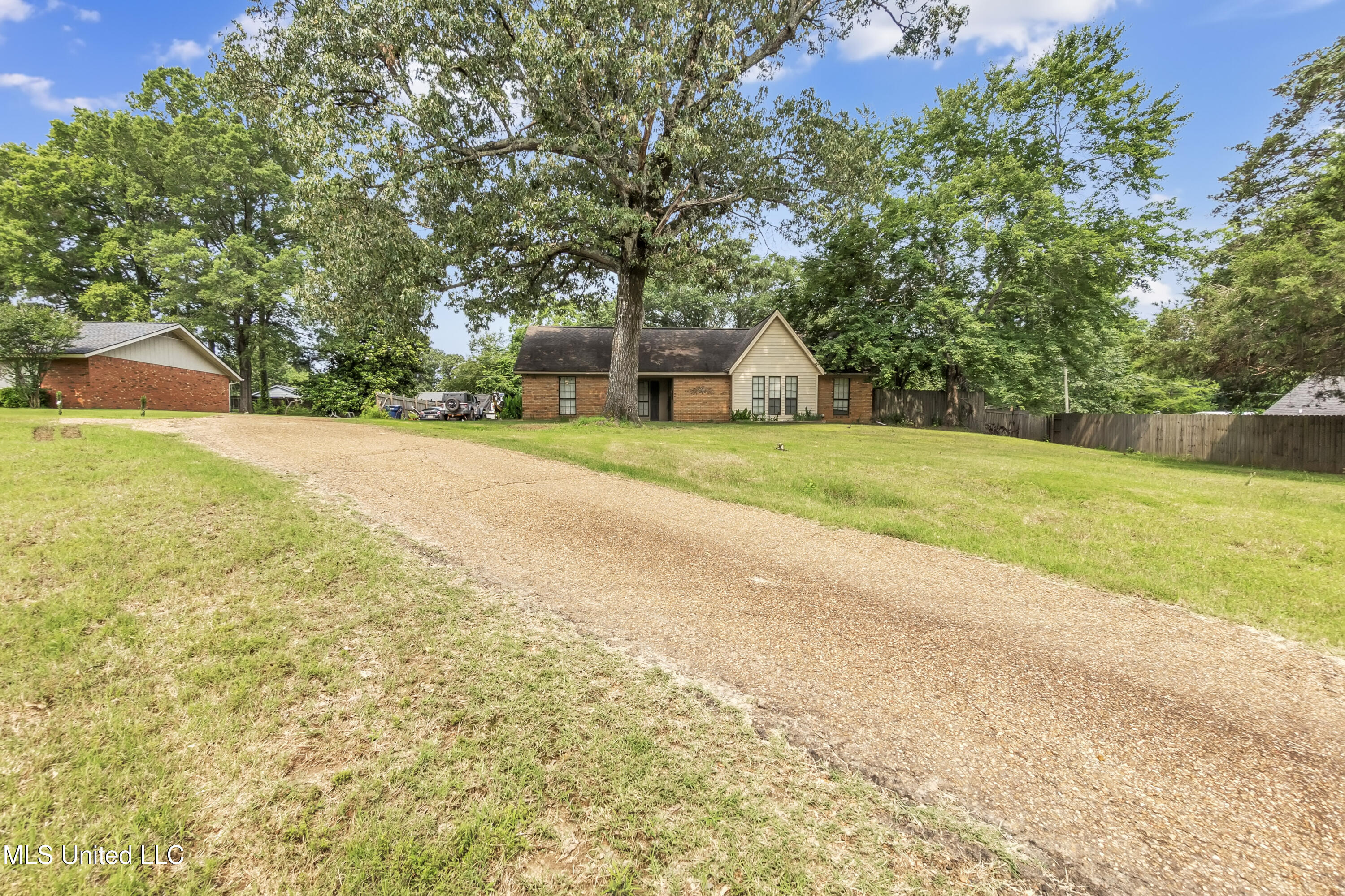 231 Hickory Lane, Batesville, Mississippi image 1