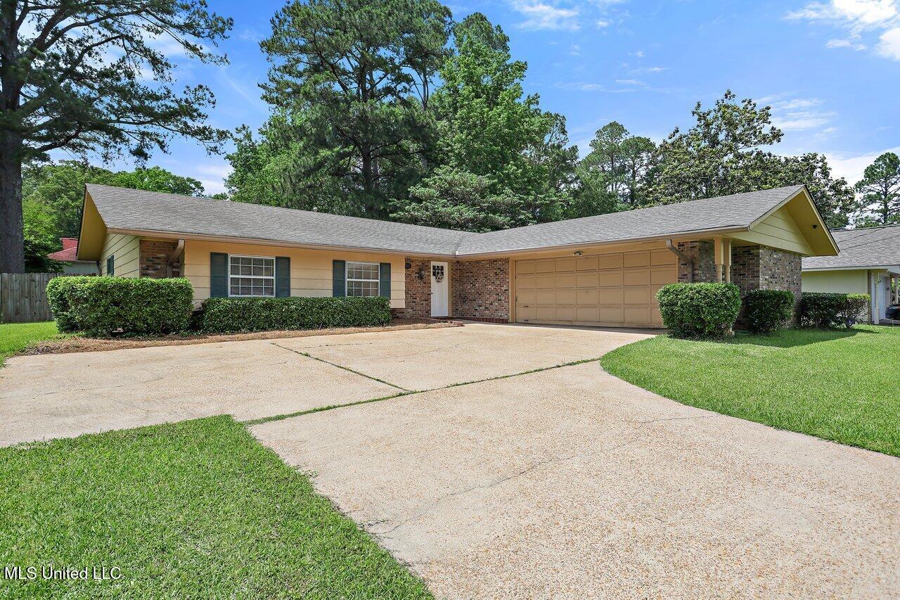 210 Kitchings Drive, Clinton, Mississippi image 1