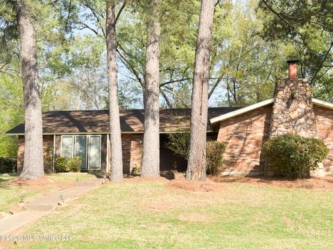 Homes For Sale - 512 Cedarwood Drive<br/> Jackson, MS 39212