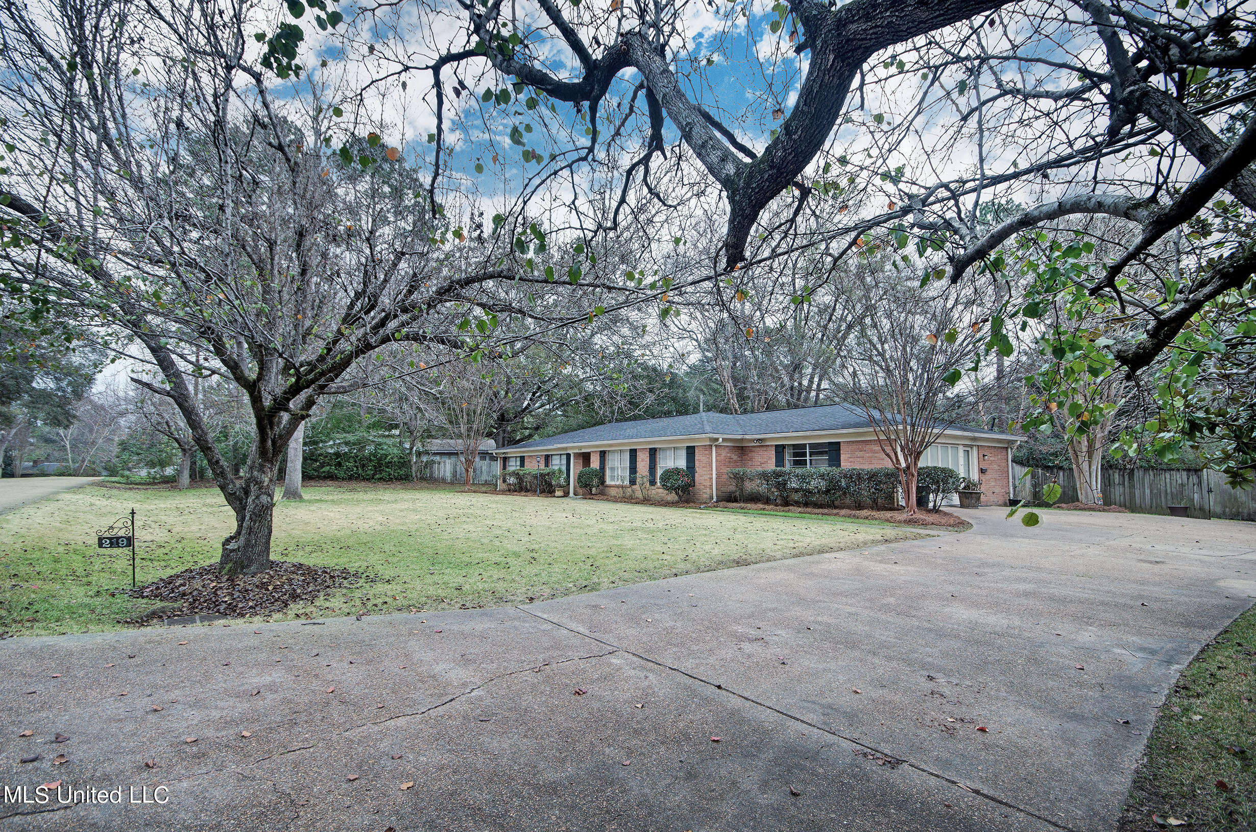 219 Rollingwood Drive, Jackson, Mississippi image 2