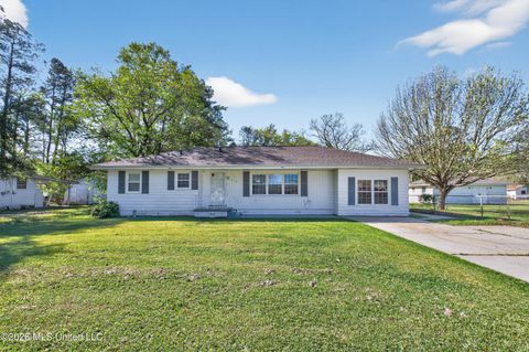 Homes For Sale - 910 E Sycamore Road<br/> Picayune, MS 39466