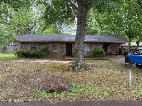 Homes For Sale - 190 Greenbriar Circle<br/> Holly Springs, MS 38635