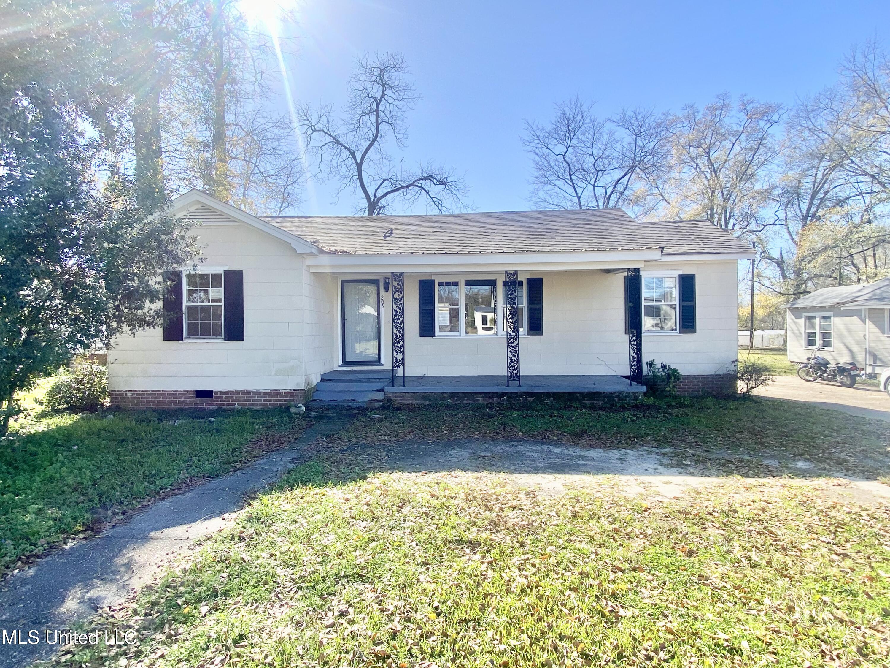 205 W Marion Avenue, Crystal Springs, Mississippi image 1