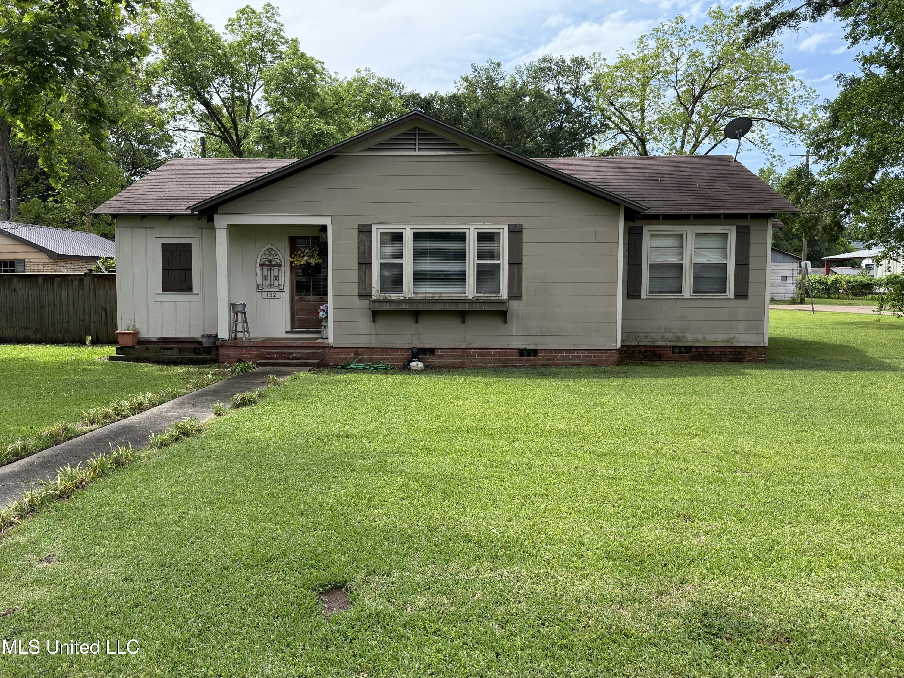 132 Catalpa Drive, Natchez, Mississippi image 1