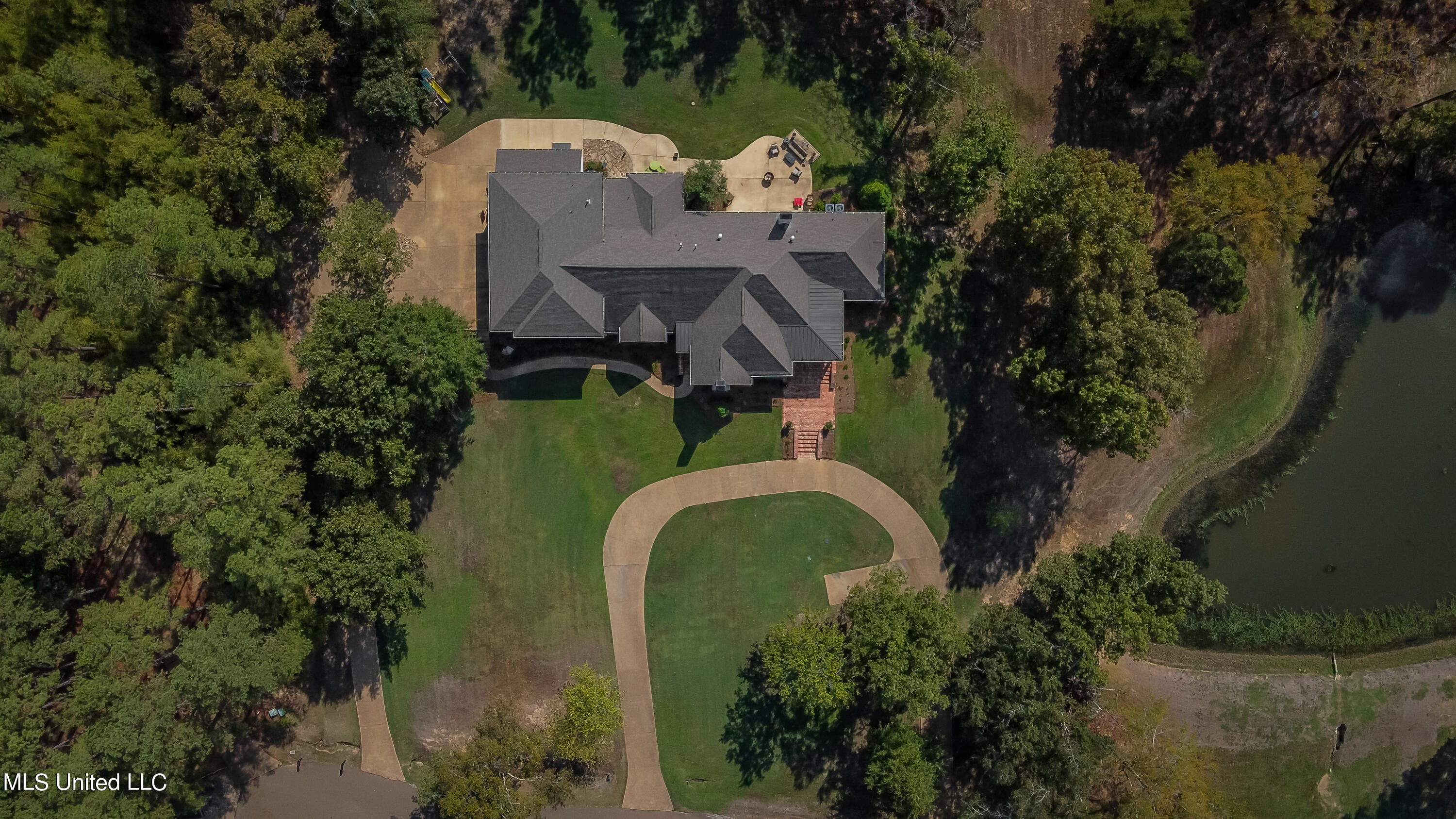 Madison, Mississippi 39110, United States, 5 Bedrooms Bedrooms, ,4 BathroomsBathrooms,Residential,Pending,69639