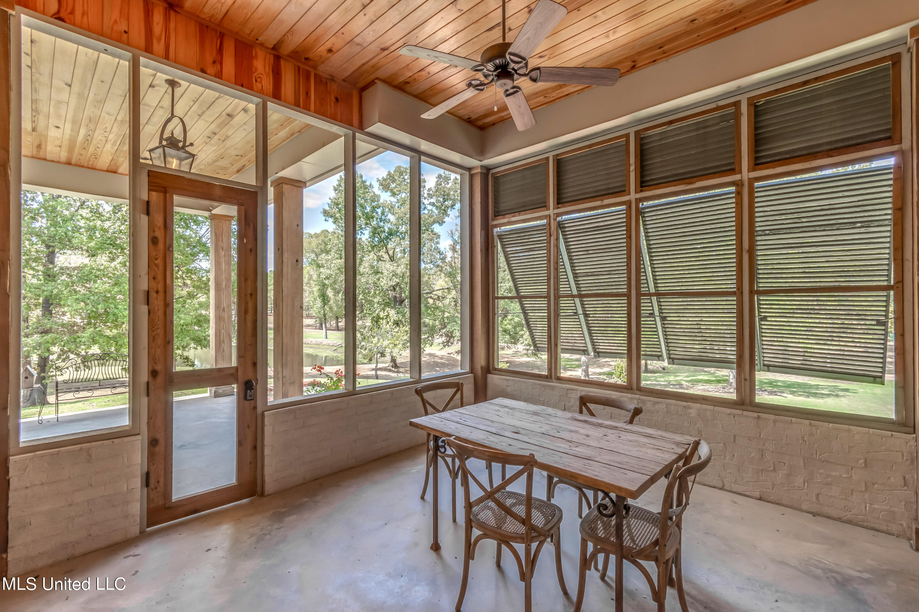 Madison, Mississippi 39110, United States, 5 Bedrooms Bedrooms, ,4 BathroomsBathrooms,Residential,Pending,69639