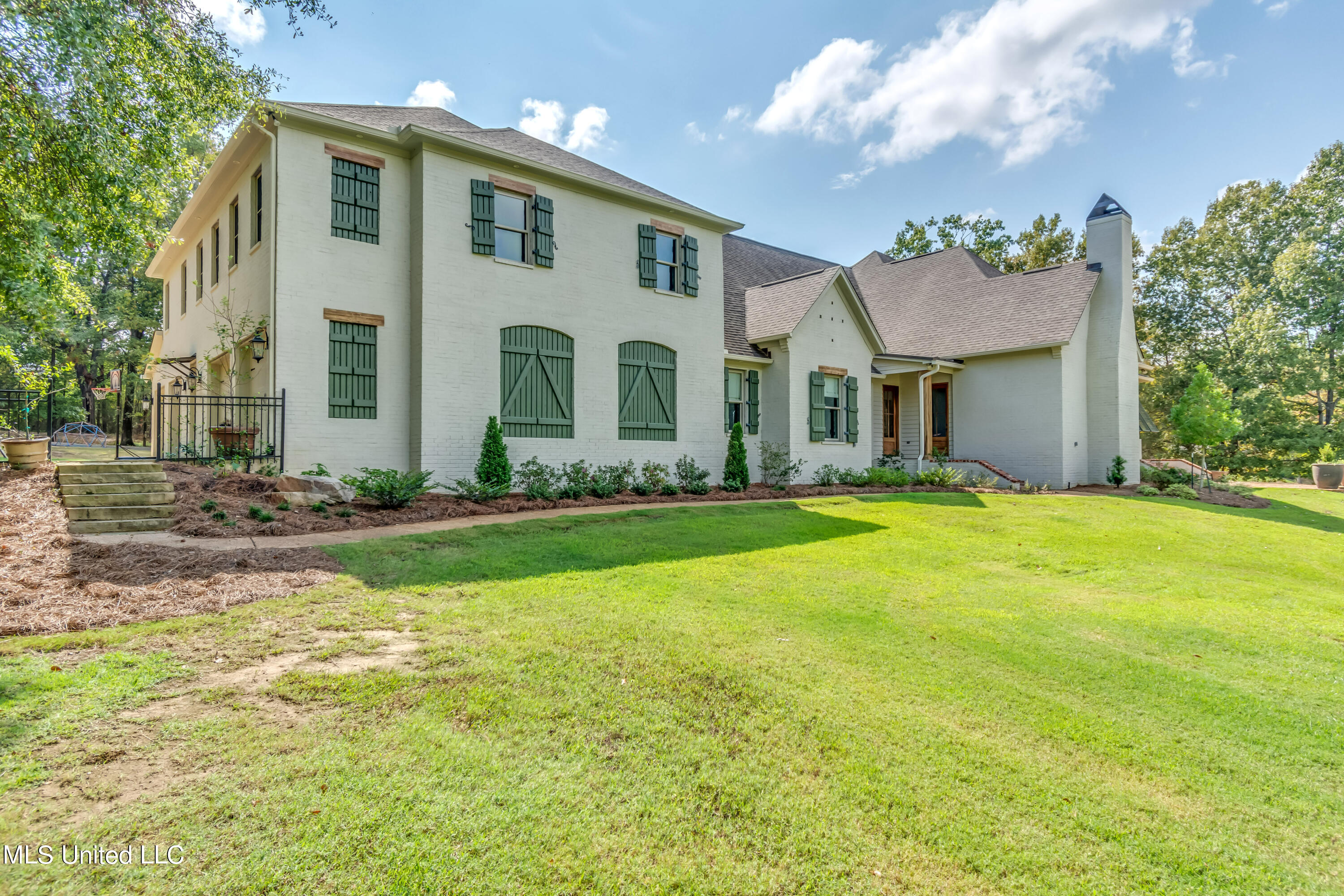 Madison, Mississippi 39110, United States, 5 Bedrooms Bedrooms, ,4 BathroomsBathrooms,Residential,Pending,69639