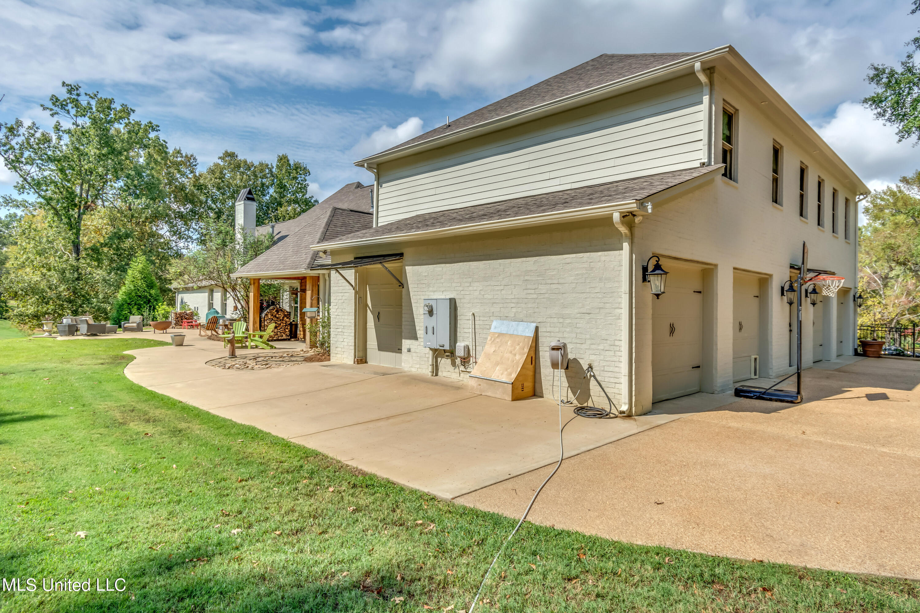 Madison, Mississippi 39110, United States, 5 Bedrooms Bedrooms, ,4 BathroomsBathrooms,Residential,Pending,69639