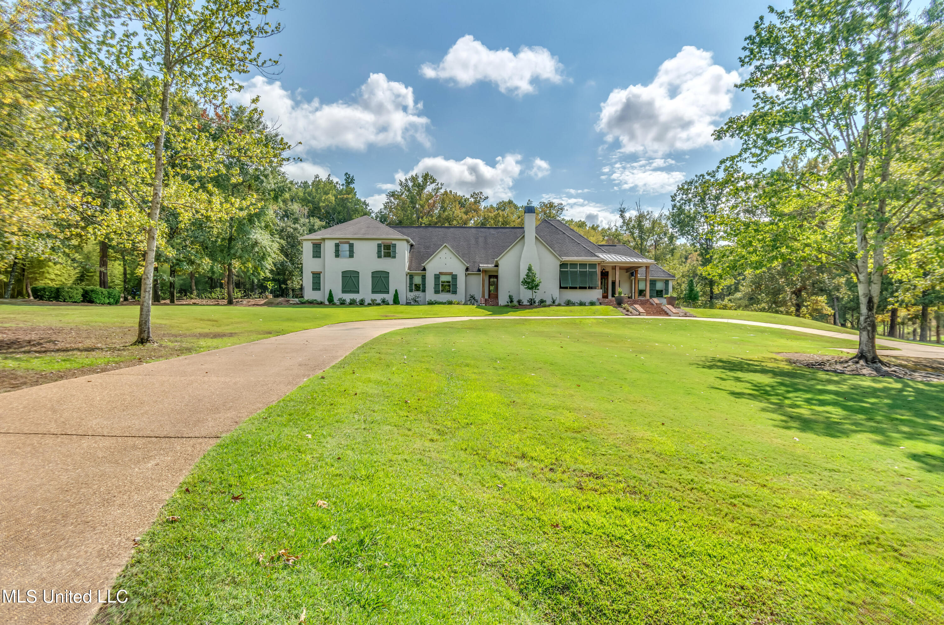 Madison, Mississippi 39110, United States, 5 Bedrooms Bedrooms, ,4 BathroomsBathrooms,Residential,Pending,69639