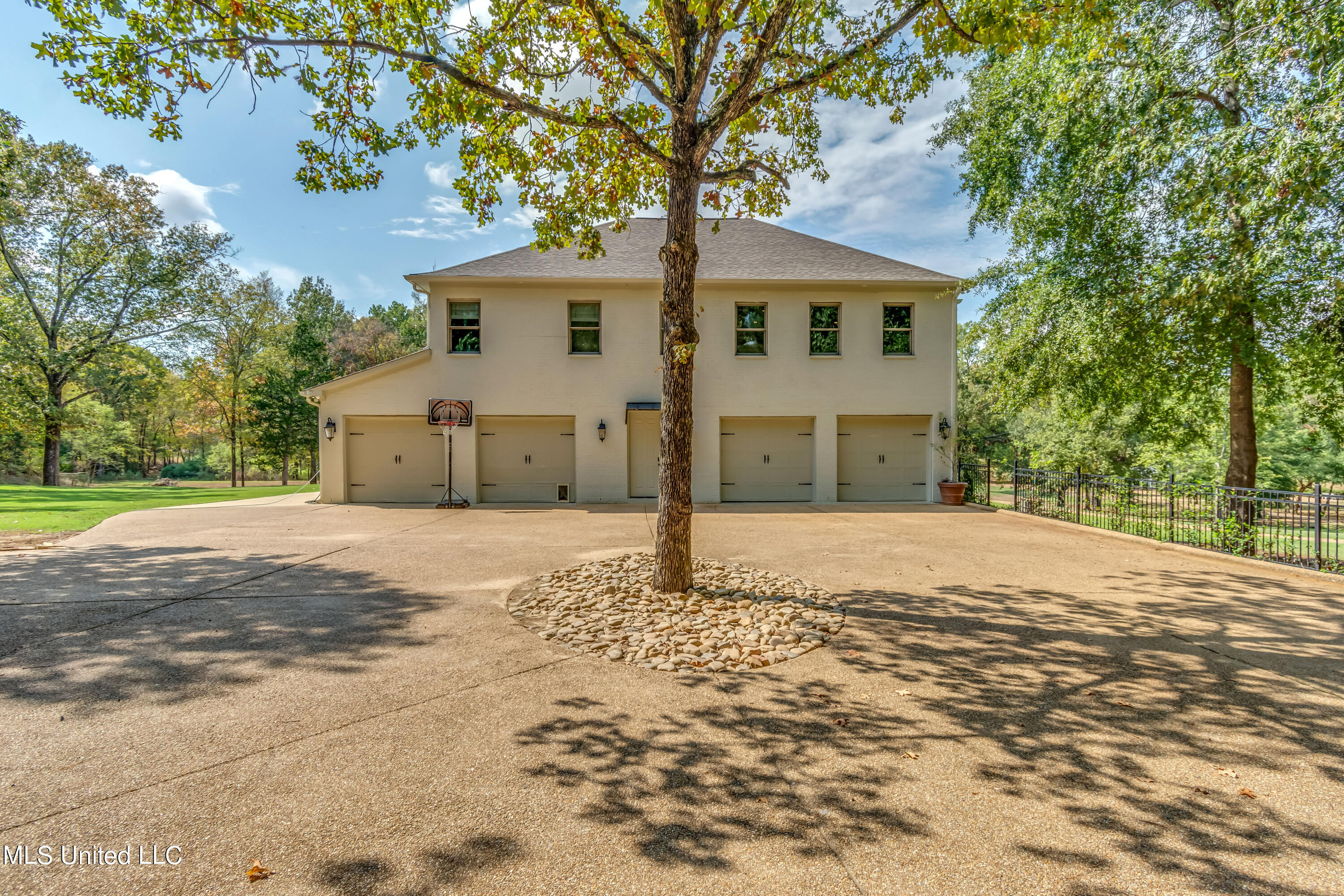 Madison, Mississippi 39110, United States, 5 Bedrooms Bedrooms, ,4 BathroomsBathrooms,Residential,Pending,69639